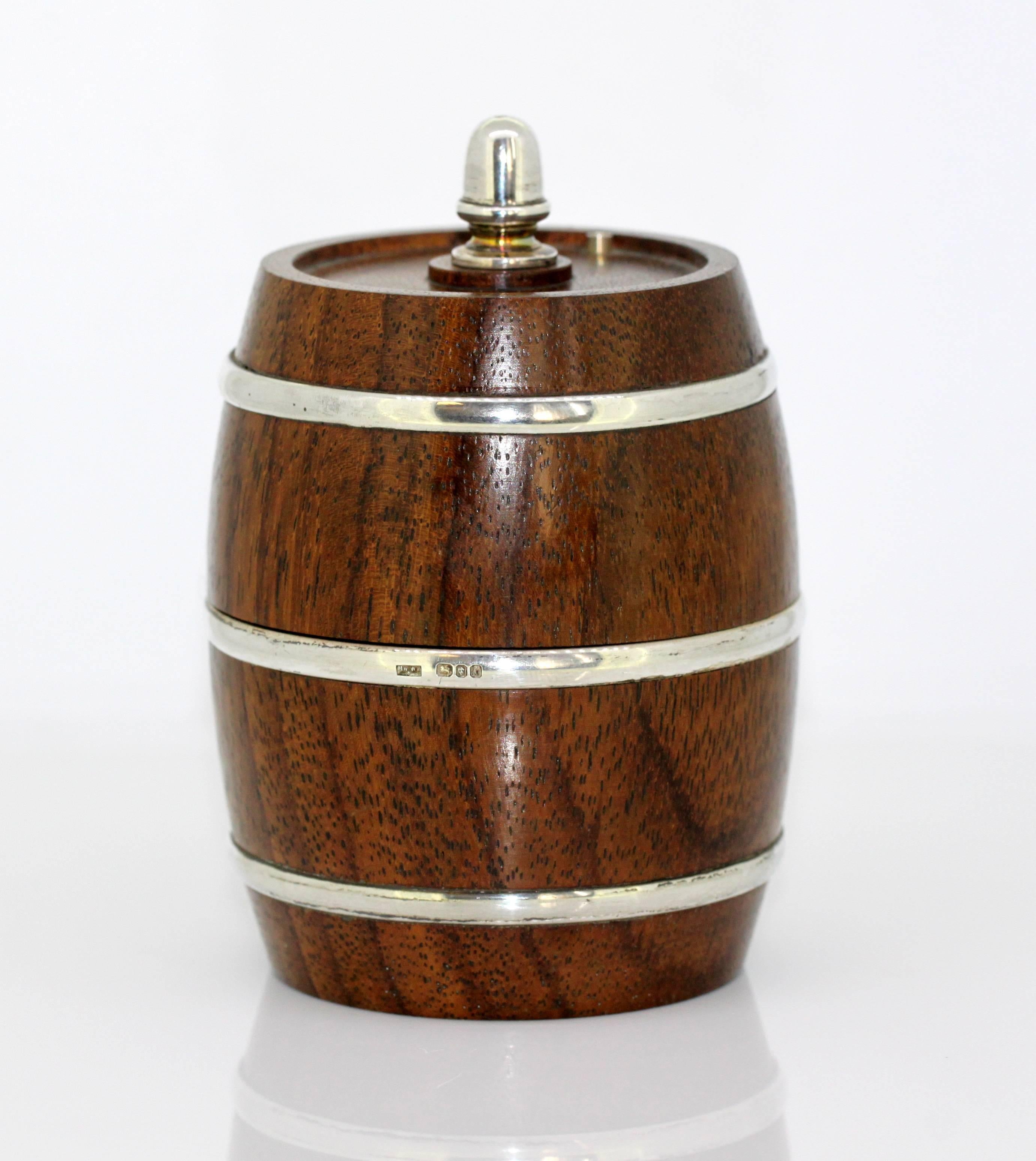 Vintage sterling silver and wood salt grinder in form of barrel
Maker: Mappin & Webb
Made in London 1986
Fully hallmarked.

Approximate dimensions  
Diameter x height 6 x 8.7 cm
Weight 186 grams

Condition: Surface wear and tear from