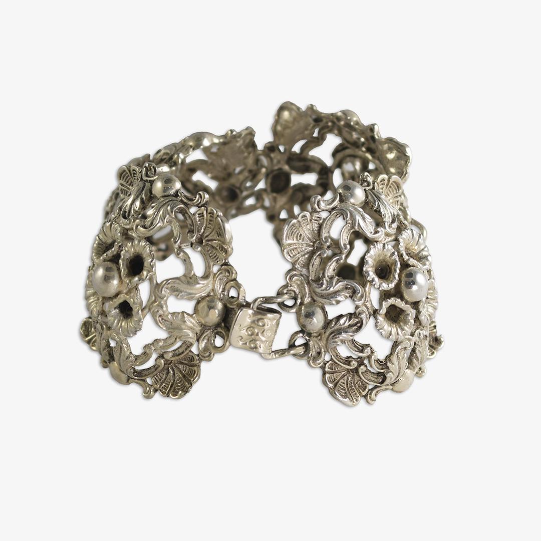 Bracciale antico in argento sterling con disegno floreale.
Pesa 61,5 grammi.
Lunghezza 6 7/8 pollici e larghezza 1 1/2 pollici.
Marchiato Sterling.