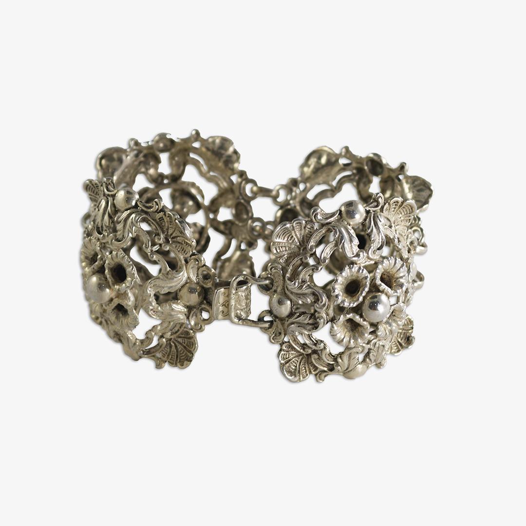 Bracciale in argento antico con disegno floreale In condizioni ottime in vendita a Laguna Beach, CA
