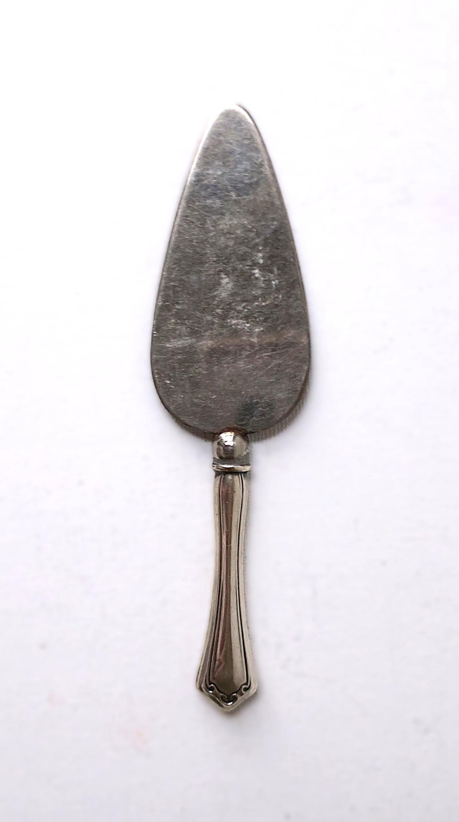 A sterling silver appetizer spreader or small server, Art Nouveau design period, circa early-20th century. Piece has sterling silver handle with Art Nouveau design, spreader/spatula is stainless steel. Handle is marked 'Sterling' in closeup image