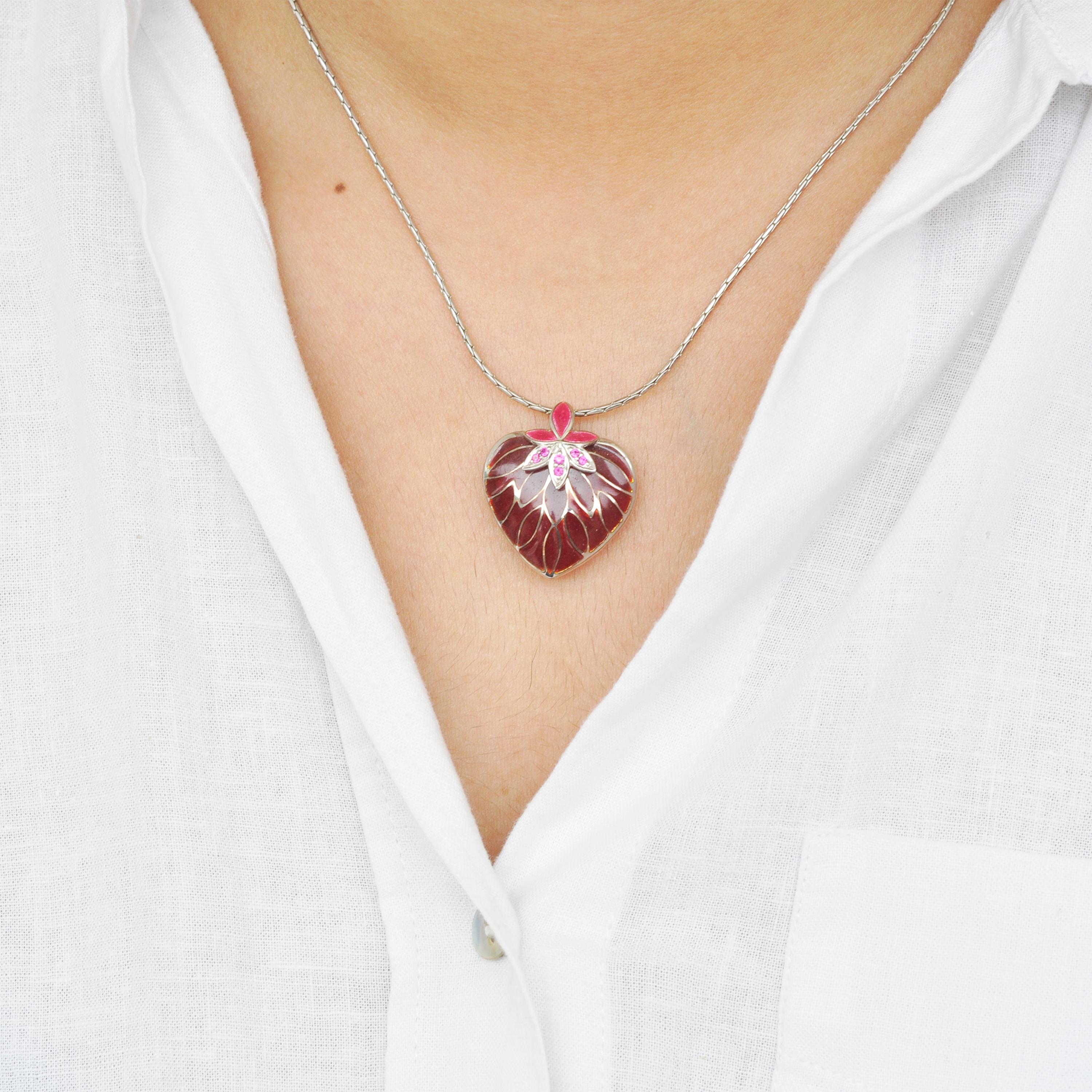 Collier pendentif lique-à-jour en argent sterling et émail avec cœur en forme de pomme rouge Pour femmes en vente