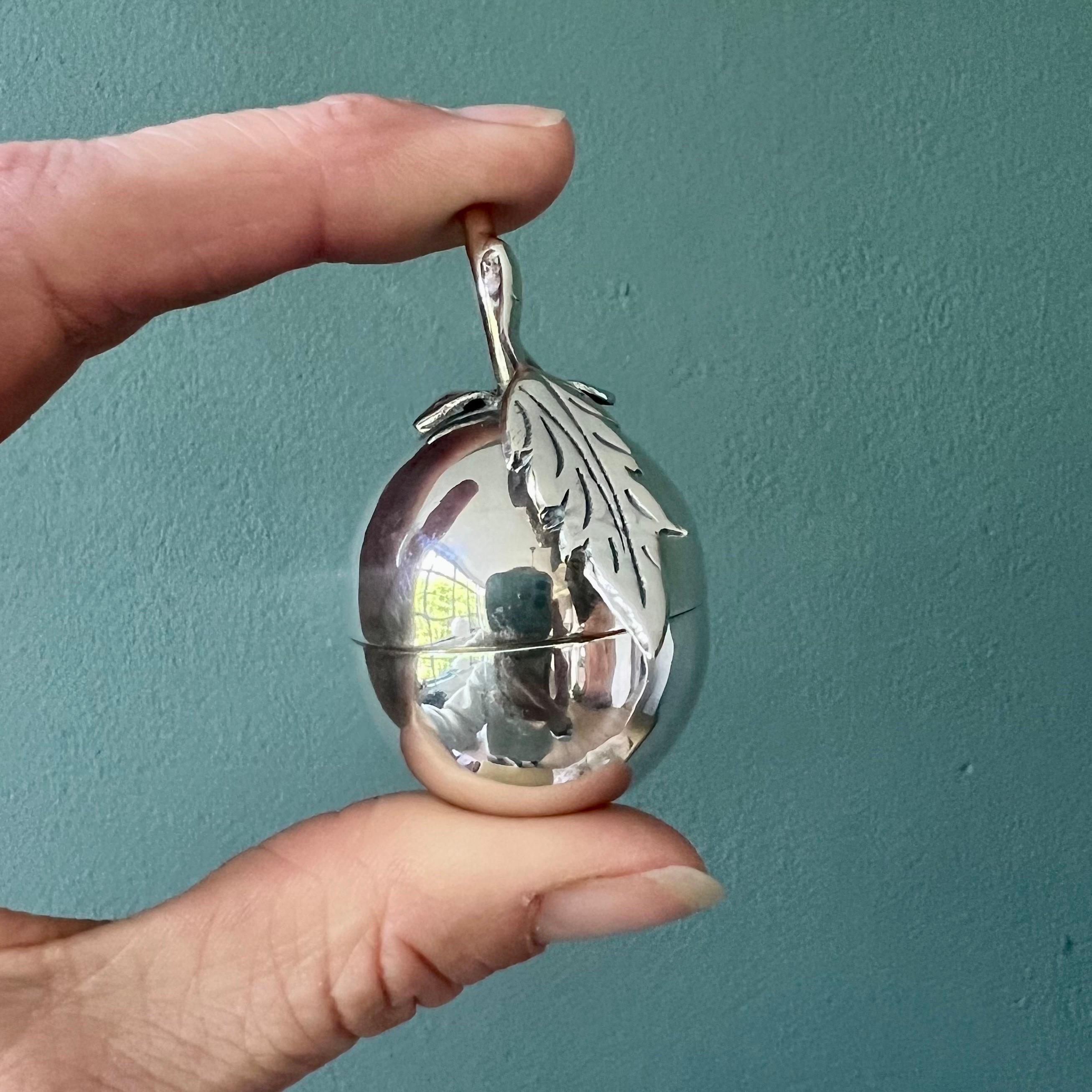 Rétro Sterling Silver Apple-Shaped Trinket Box with Sculpted Leaf and Stem in vendita