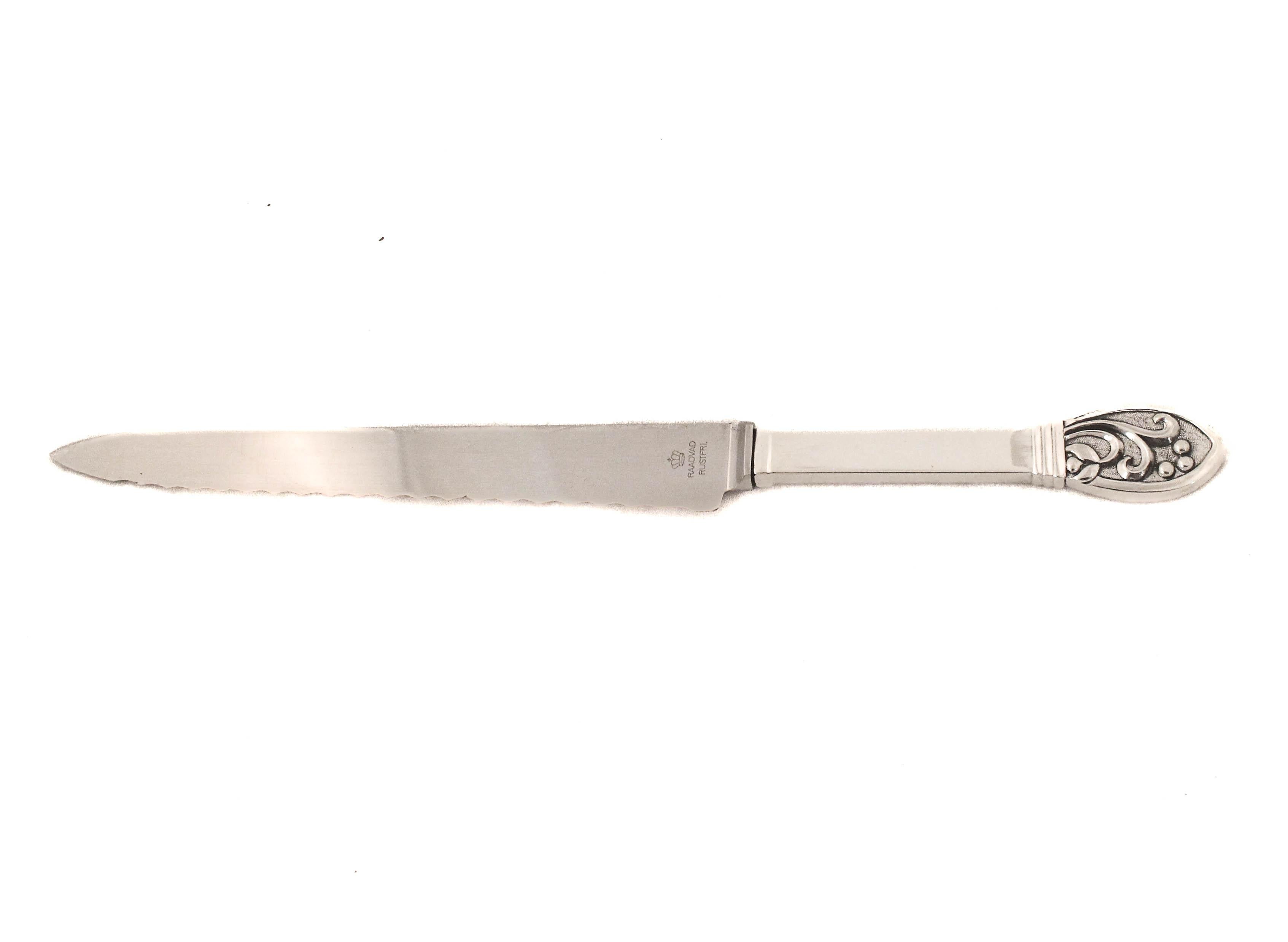 ¡La plata de ley danesa es tan inconfundible y nítida!  Se ofrece un cuchillo de pan de plata de ley fabricado por A. Dragsted de Dinamarca (véanse los sellos).  Tiene un diseño 