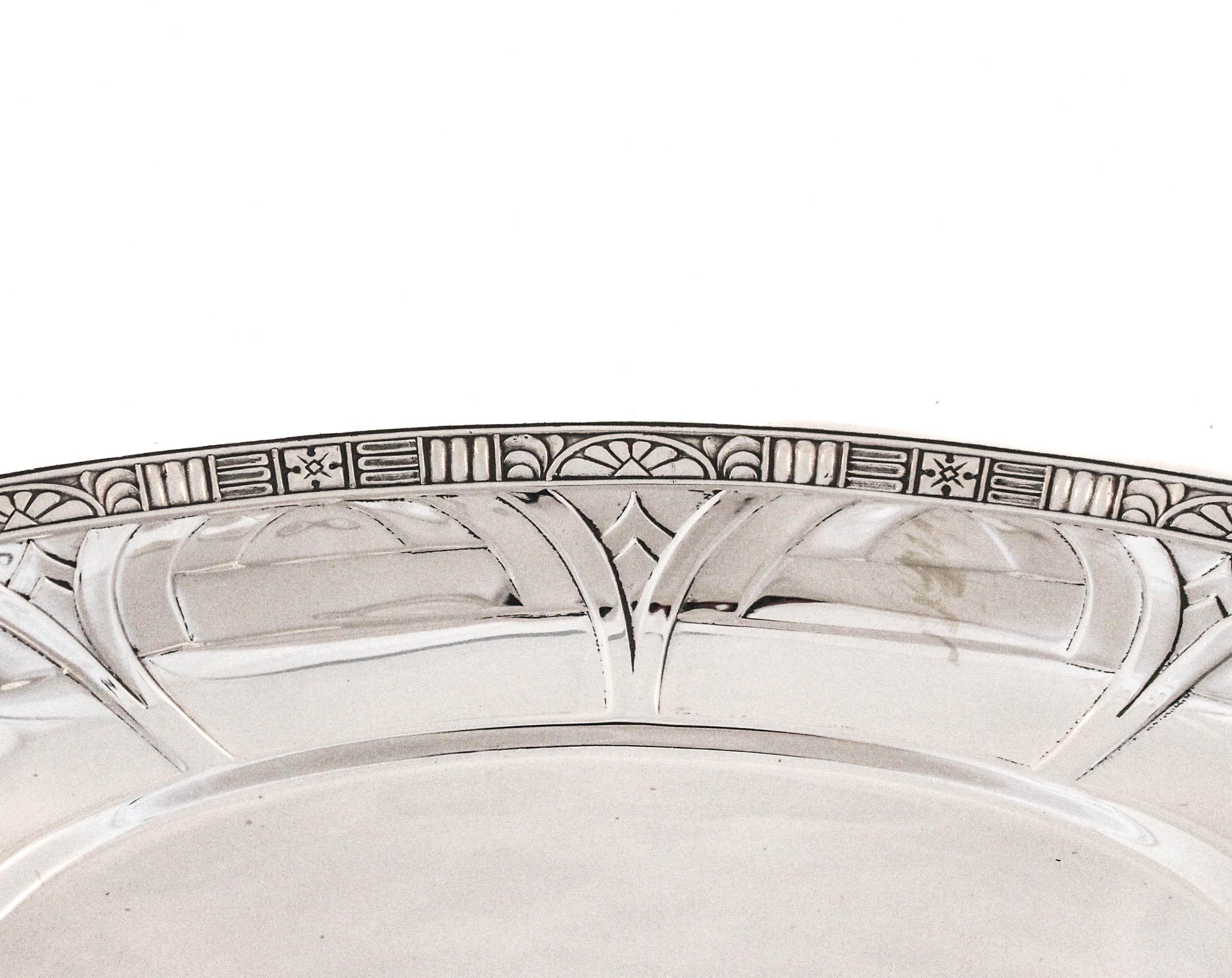 Rarísima panera Art Déco de plata estéril de Alvin Silver.  Imagina el edificio Chrysler con todas sus características como un granero; el glamour y el encanto de los locos años veinte.  El diseño simétrico en sus diversas formas alrededor del