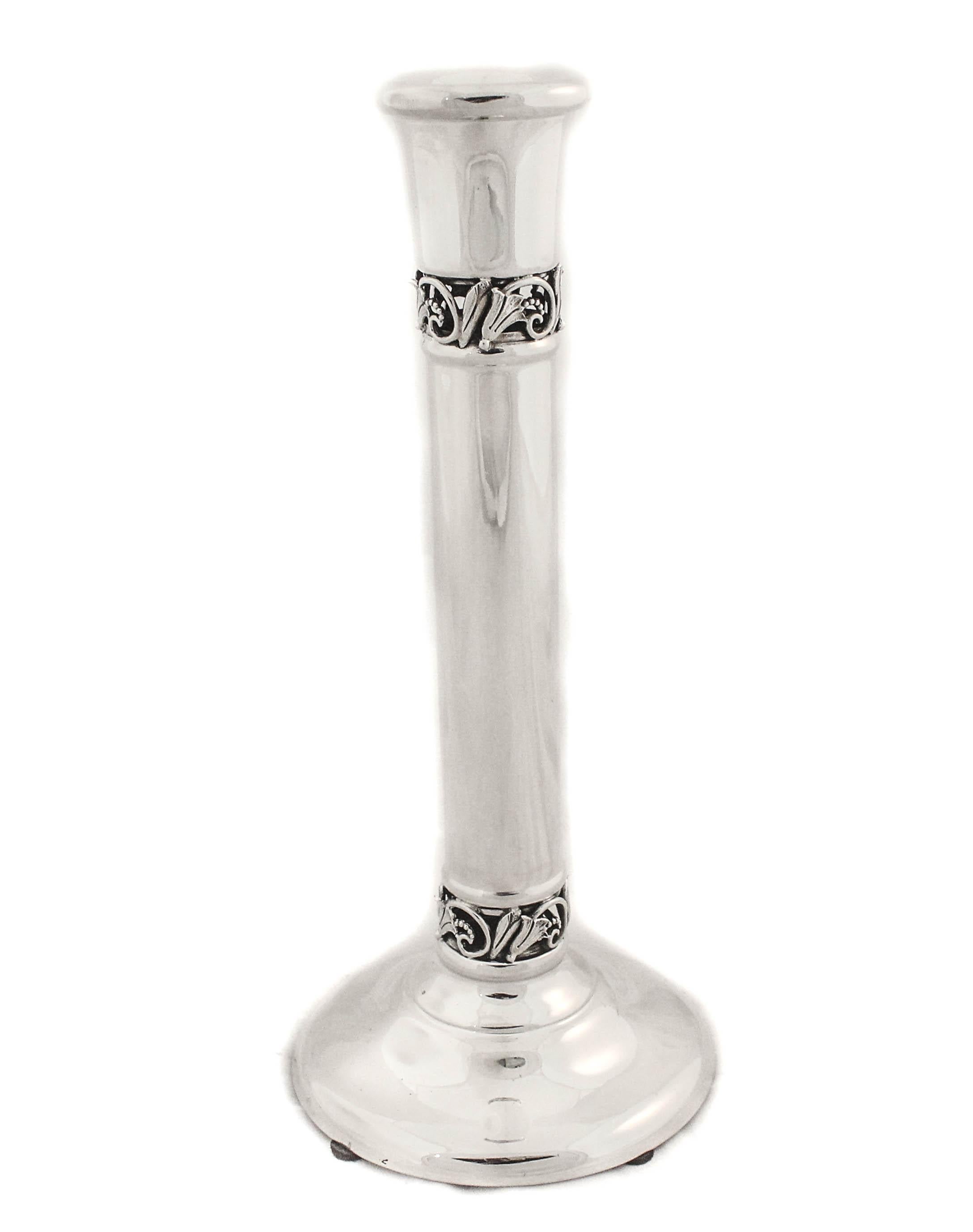 Se ofrece un par de candelabros de plata de ley de estilo Art Déco de los años veinte.  Tienen forma cilíndrica con un diseño recortado justo encima de la base y justo debajo del cuello.  Podrían ser fácilmente jensenescas (danesas) tanto en la