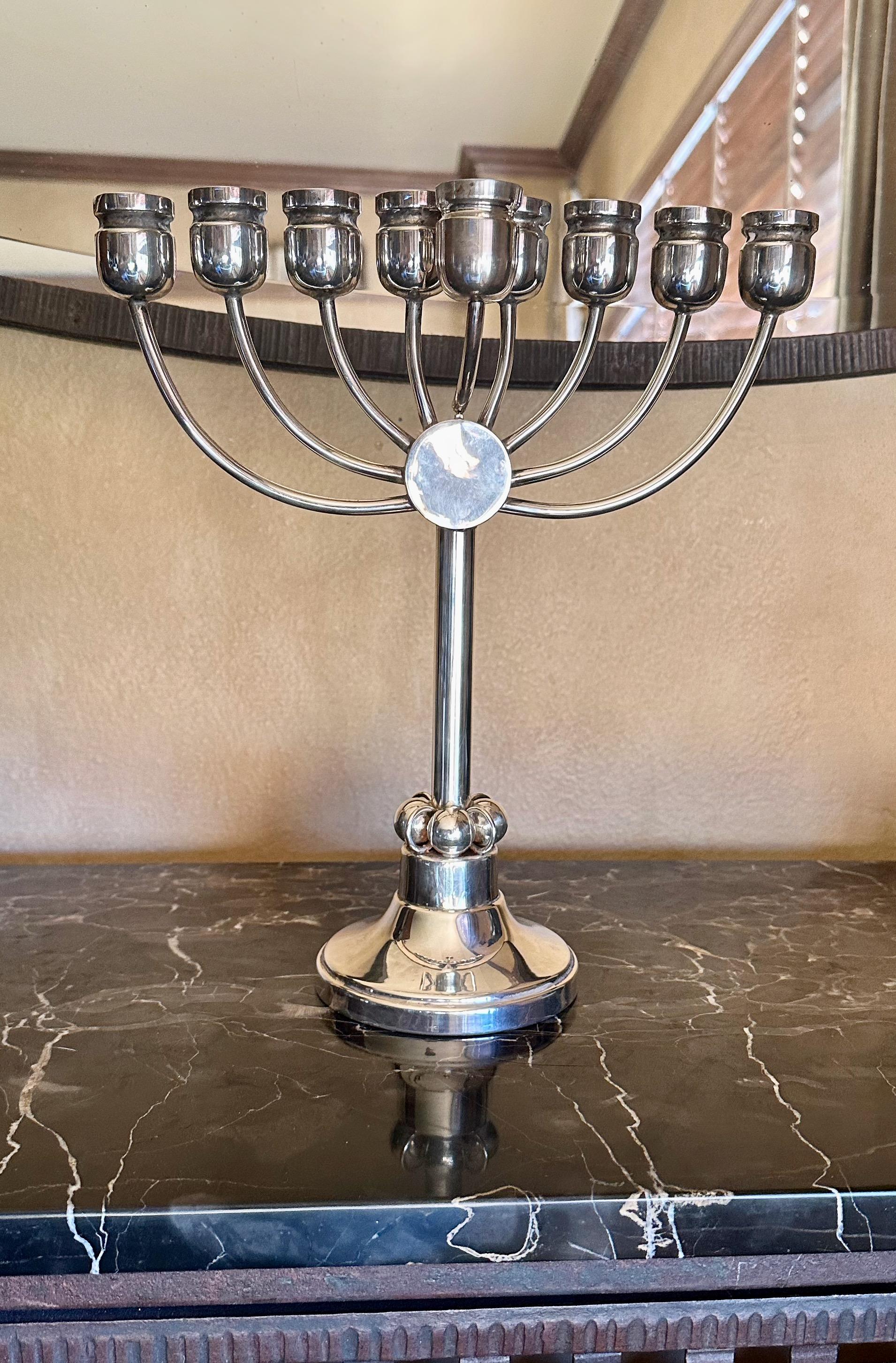 Sterling Silber Art Deco Menorah Modernist Judaica. Diese Menora aus Sterlingsilber im Art-Déco-Stil ist sehr wertvoll und könnte ein Familienerbstück werden. Fein gearbeitet, um acht Kerzen sowie den Schamasch (der abnehmbare Halter für die neunte