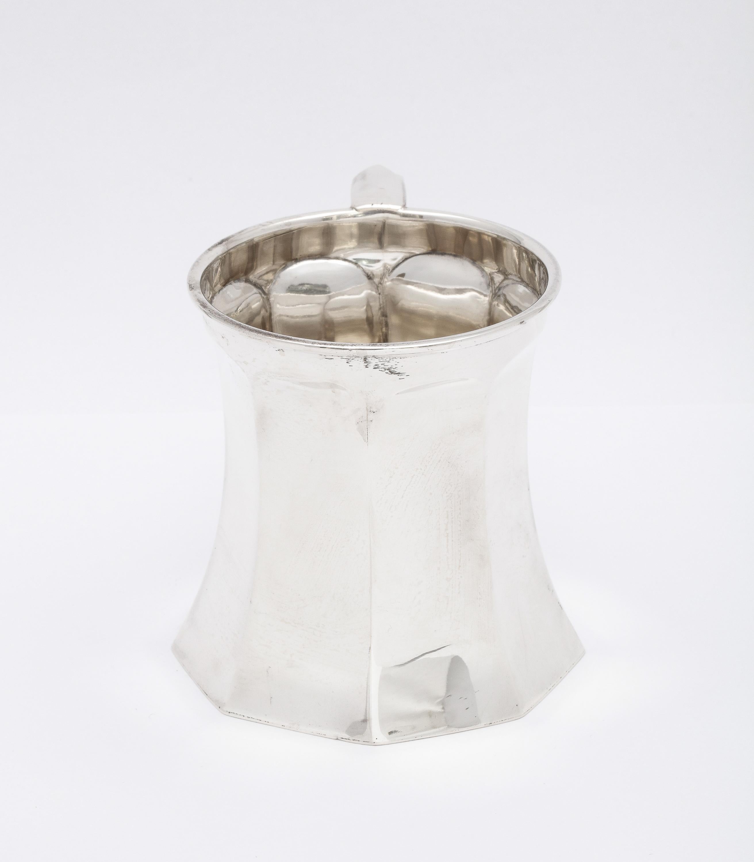 Inglese Tazza ottagonale in argento Sterling Art Deco di Blankensee in vendita