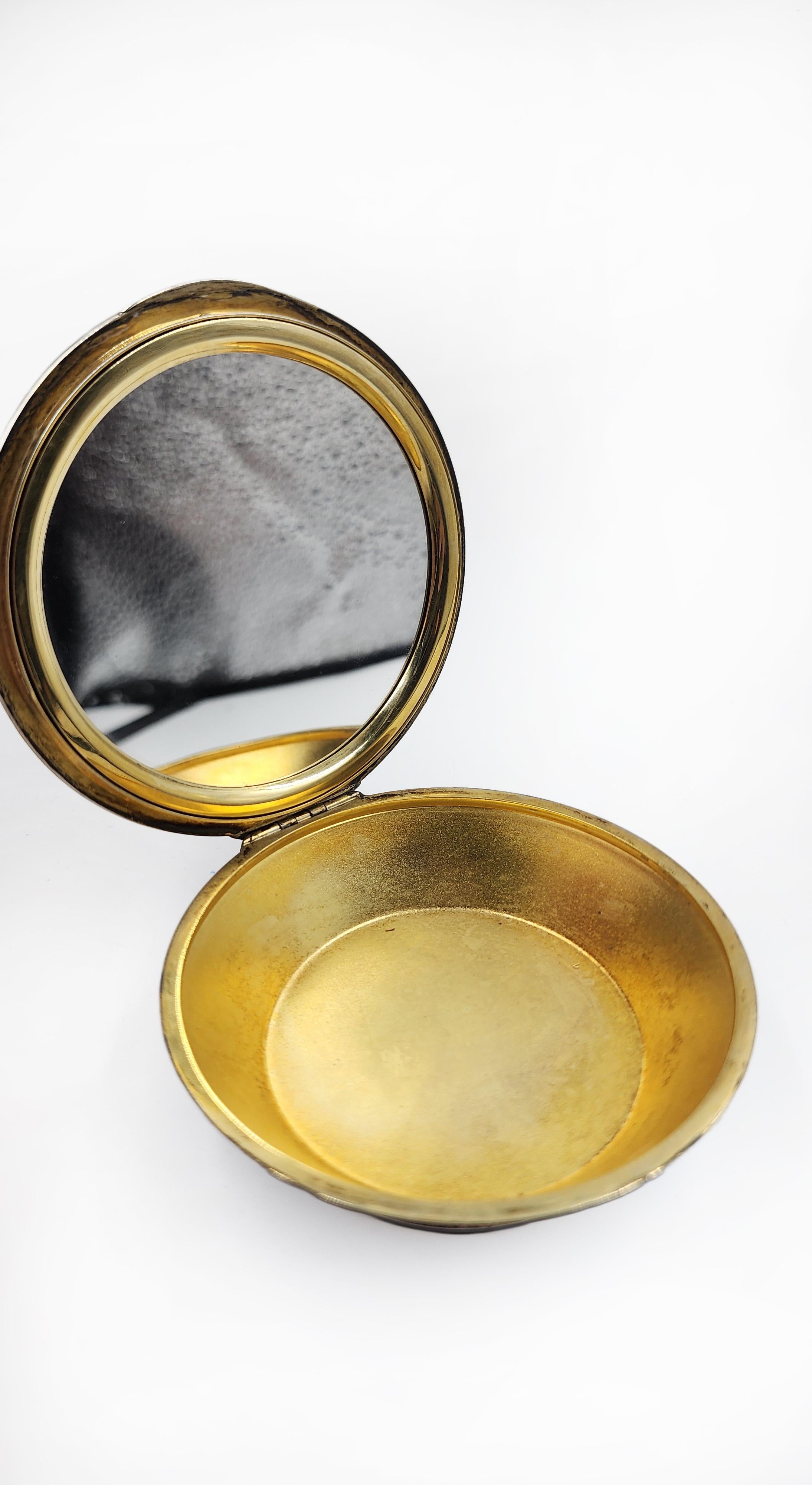 20ième siècle Boîte décorative Art Decorative en argent A Silver en vente