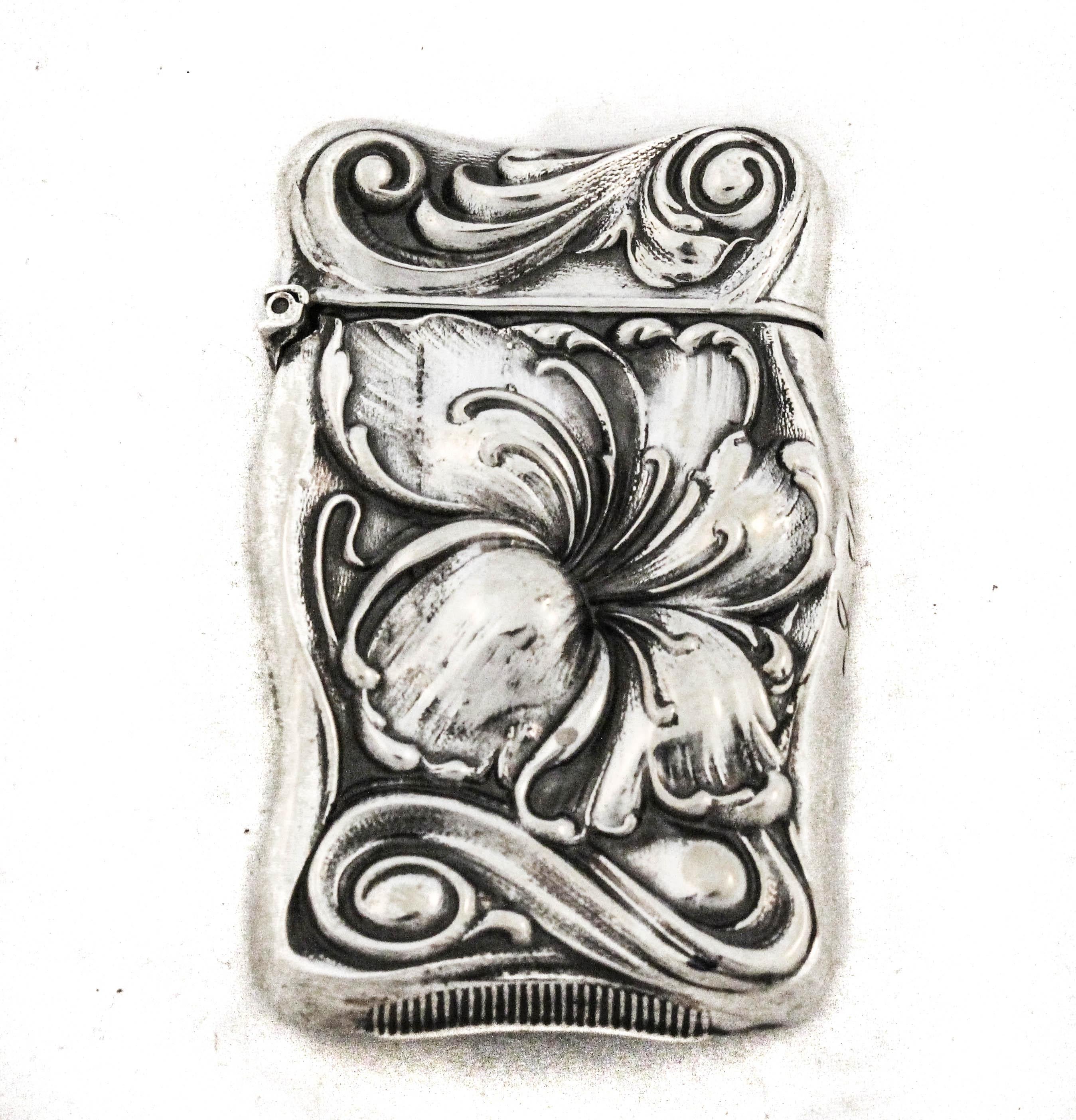 Diese seltene und charmante Jugendstil-Streichholzschachtel aus Sterlingsilber stammt aus den 1880er Jahren und ist ein Beispiel für die organische Eleganz der Designästhetik dieser Epoche. Die mit anmutigen Linien und fließenden Kurven gefertigte