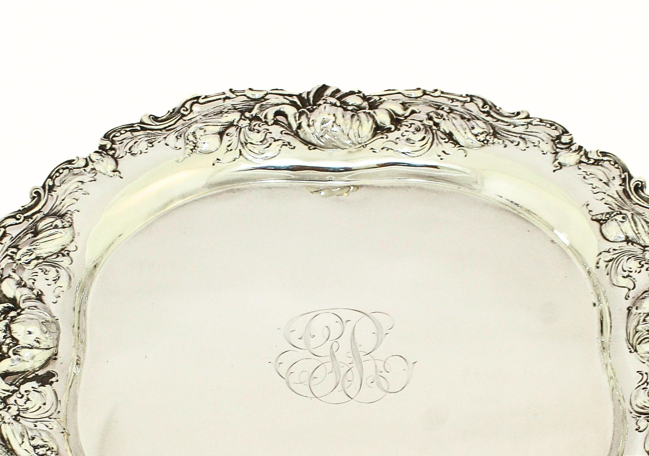 Diese Sterlingsilberplatte von George Shiebler & Co. ist ein Beispiel für die hochskulpturale, organische Ästhetik der amerikanischen Jugendstilbewegung. Seine Form ist eine elegante Mischung aus einem runden und einem quadratischen Teil, wodurch