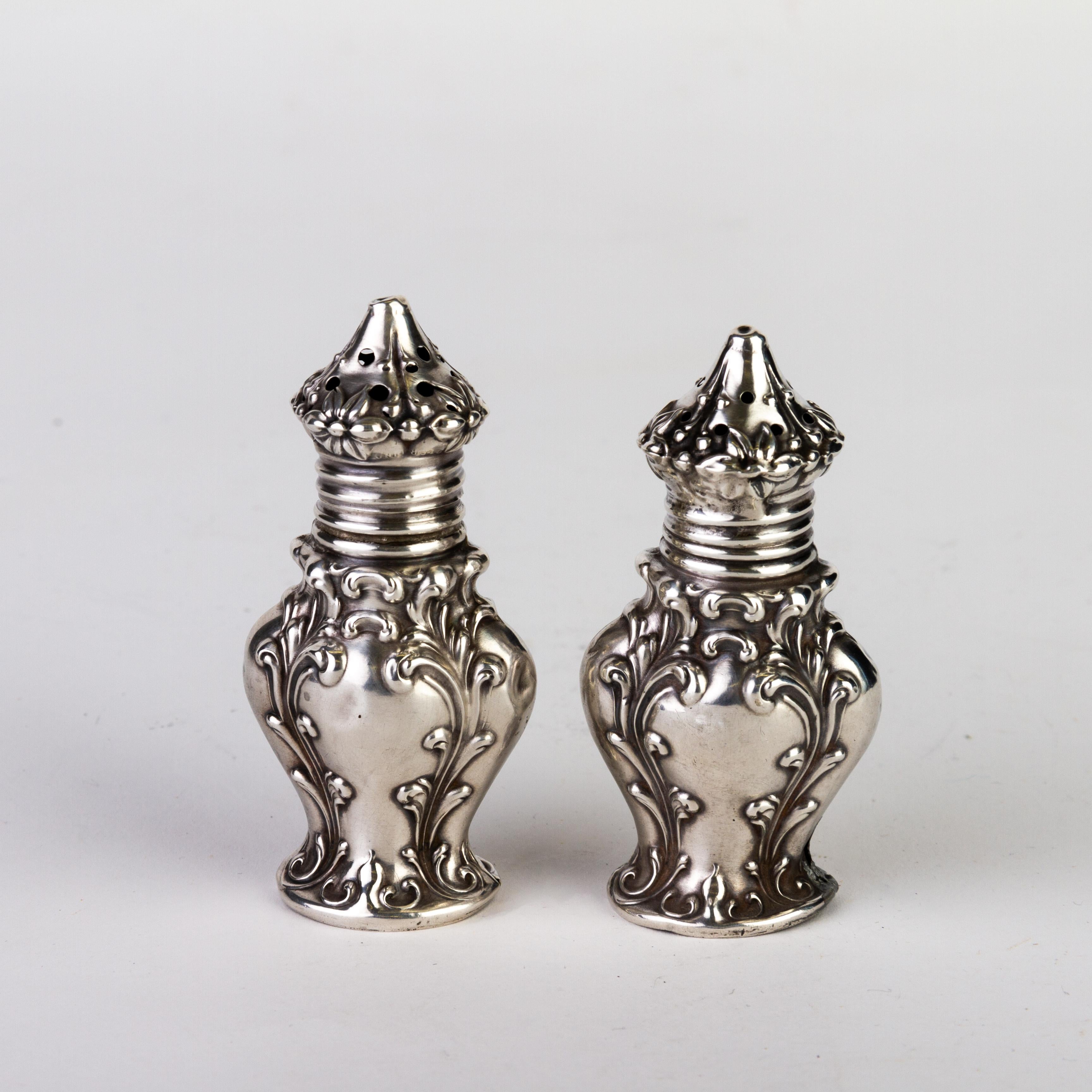 Sterling Silver Art Nouveau Table Shakers  In Good Condition For Sale In Nottingham, GB