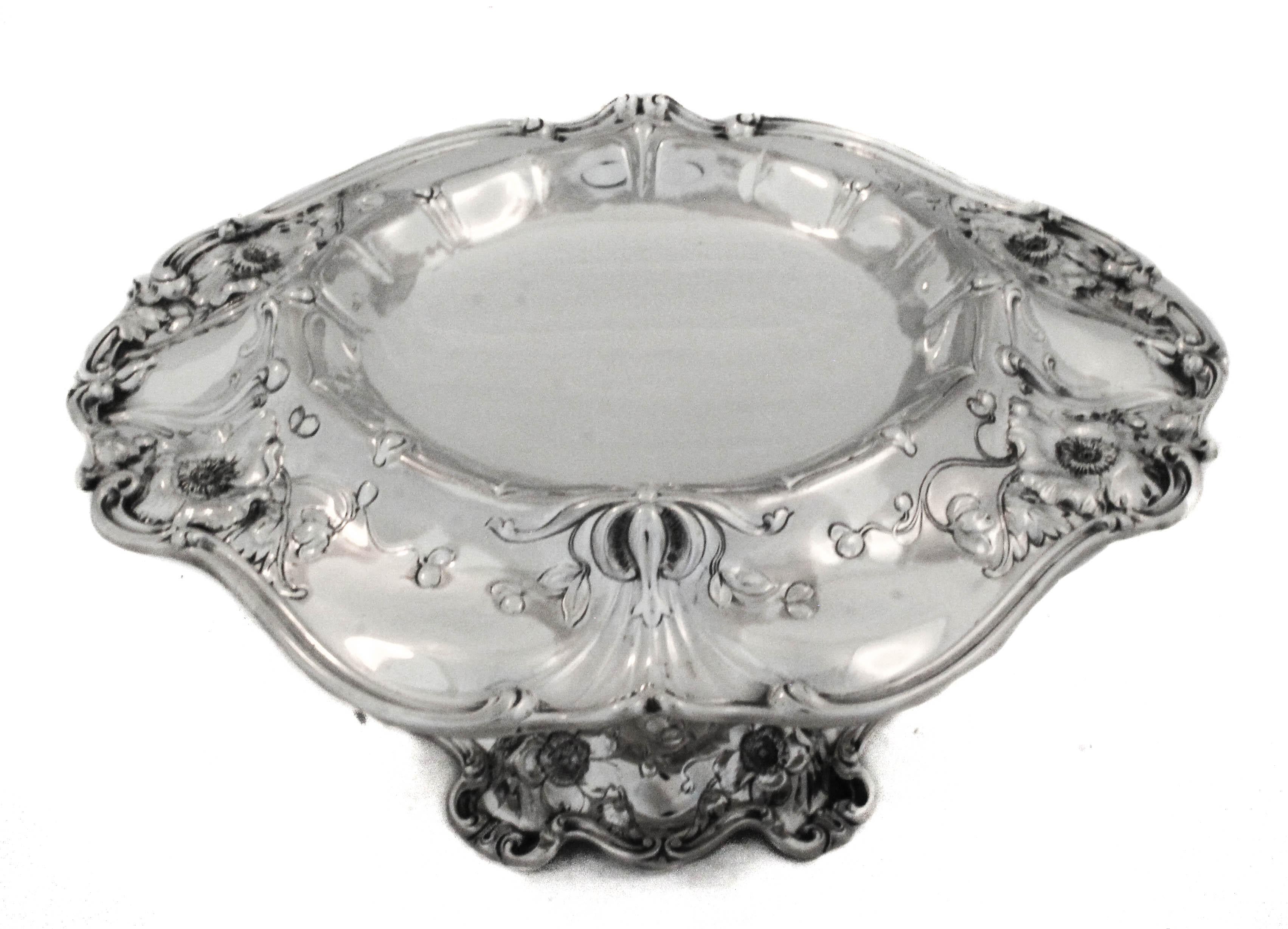Sono entusiasta di offrire questa coppia di tazze in argento sterling di Reed & Barton.  Disegnati e prodotti all'apice dell'Art Nouveau, presentano tutte le caratteristiche di questo stile: motivi naturali (fiori), linee organiche (bordo scanalato)