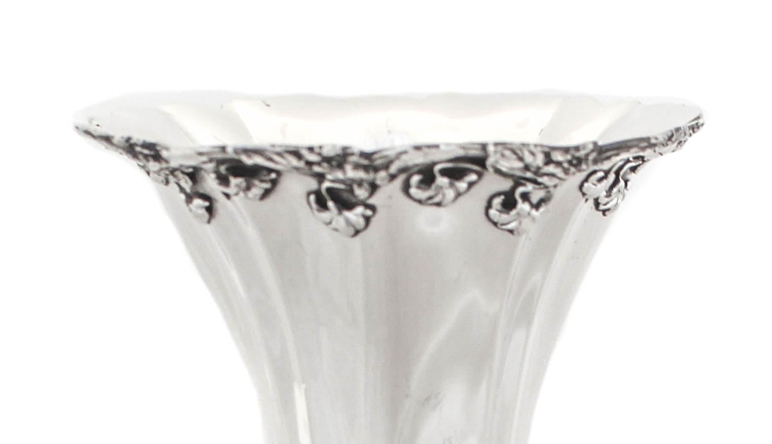 Angeboten wird eine Vase aus Sterlingsilber der Whiting Manufacturing Company, gestempelt 1906.  Sie wurde in der Blütezeit des Jugendstils entworfen und hergestellt und hat ein florales Motiv um den Rand und den Boden.  Die Blumen scheinen zu