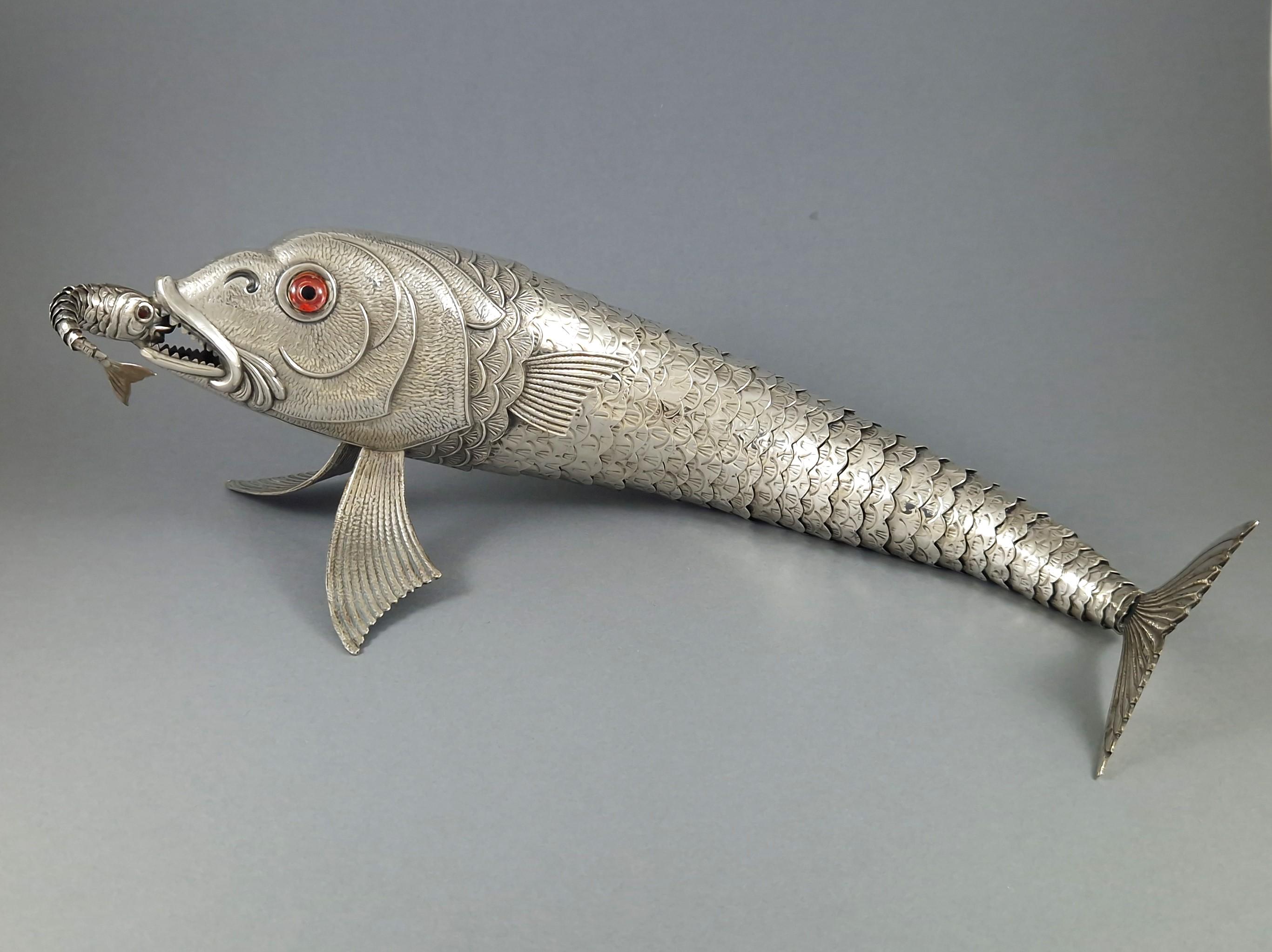 Pesce snodabile in argento 925

Argento con marchio a fuoco: una stella

369 grammi