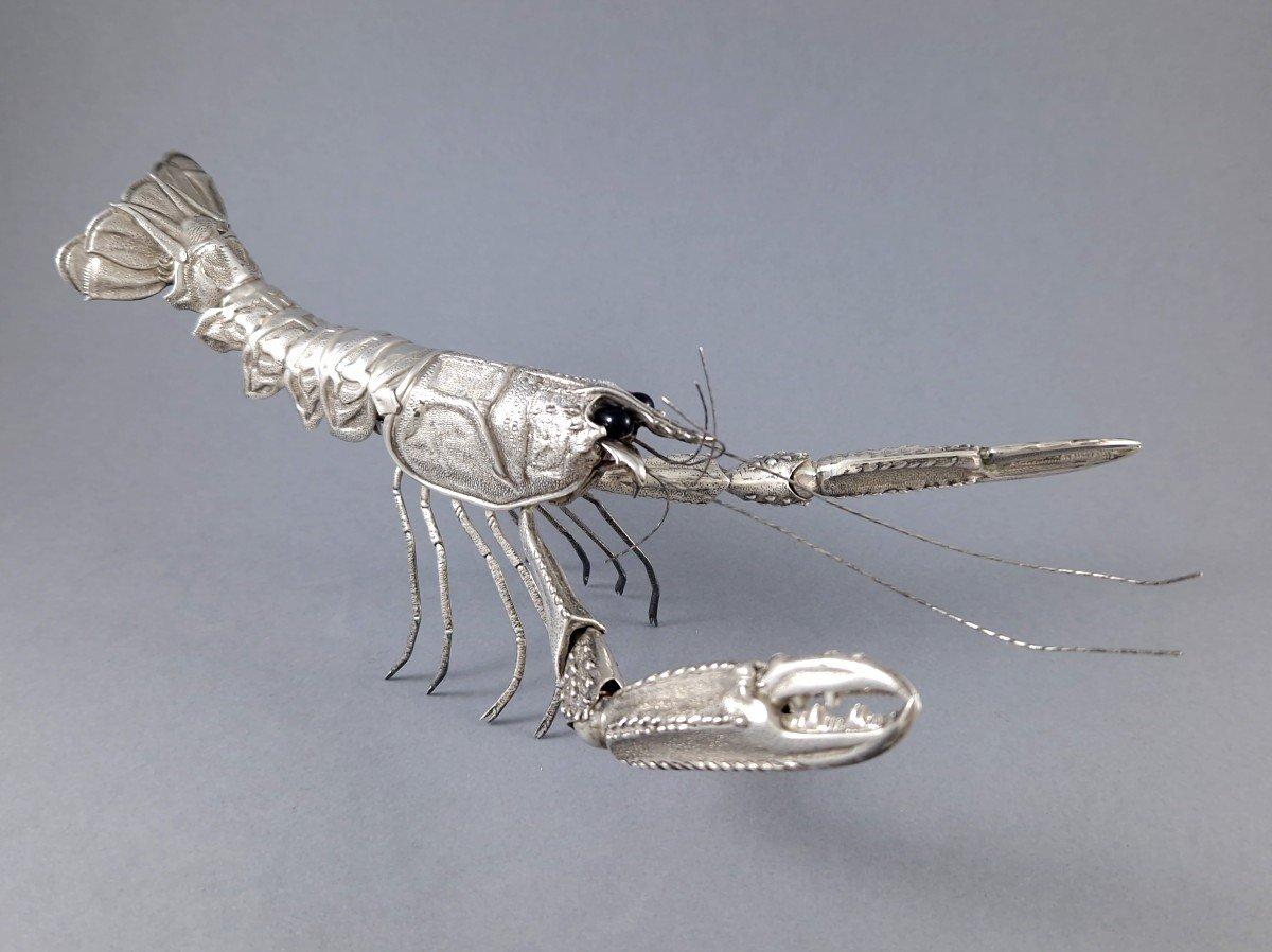 Aragosta snodata in argento Sterling 

Opere spagnole della metà del XX secolo 
Punzone d'argento: una stella 
Lunghezza: 24 cm 
Altezza: 8 cm 
Peso: 125 grammi