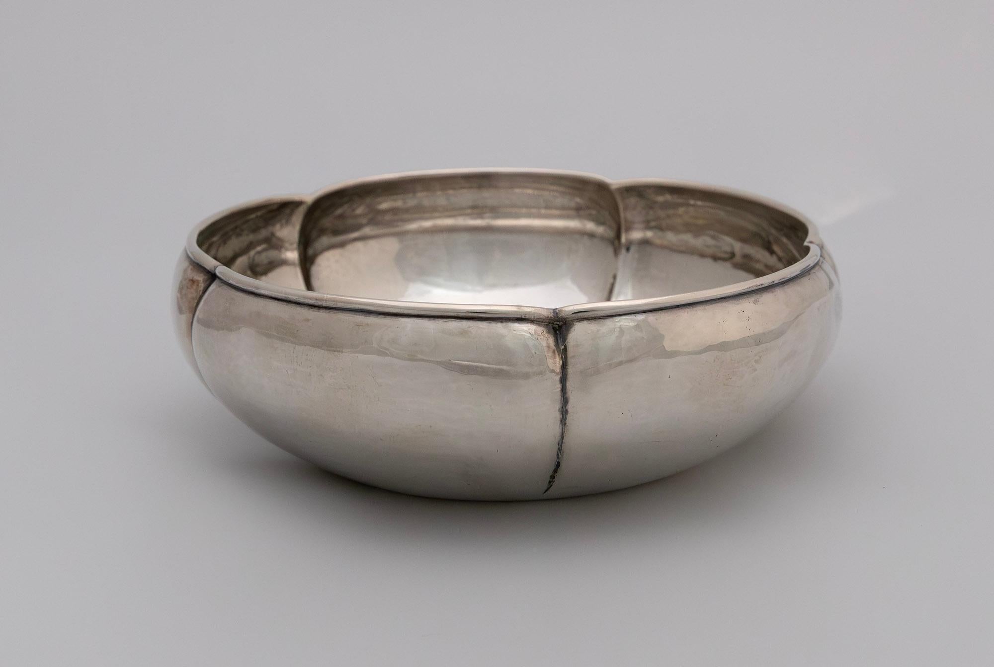 Sterling Silber Arts and Crafts Schale mit Wellenschliff, 1938 (Gehämmert) im Angebot