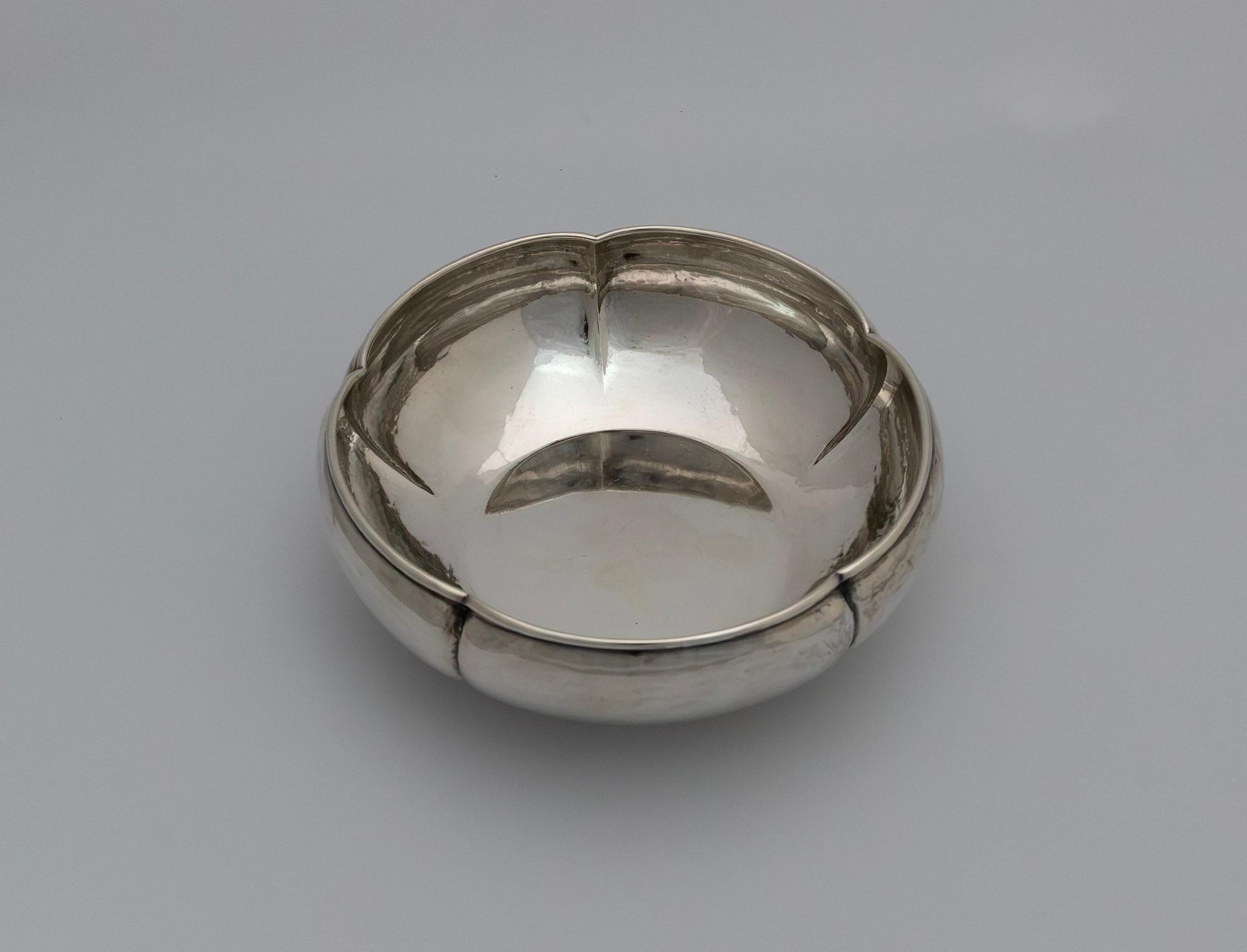 Sterling Silber Arts and Crafts Schale mit Wellenschliff, 1938 im Zustand „Gut“ im Angebot in Chicago, IL