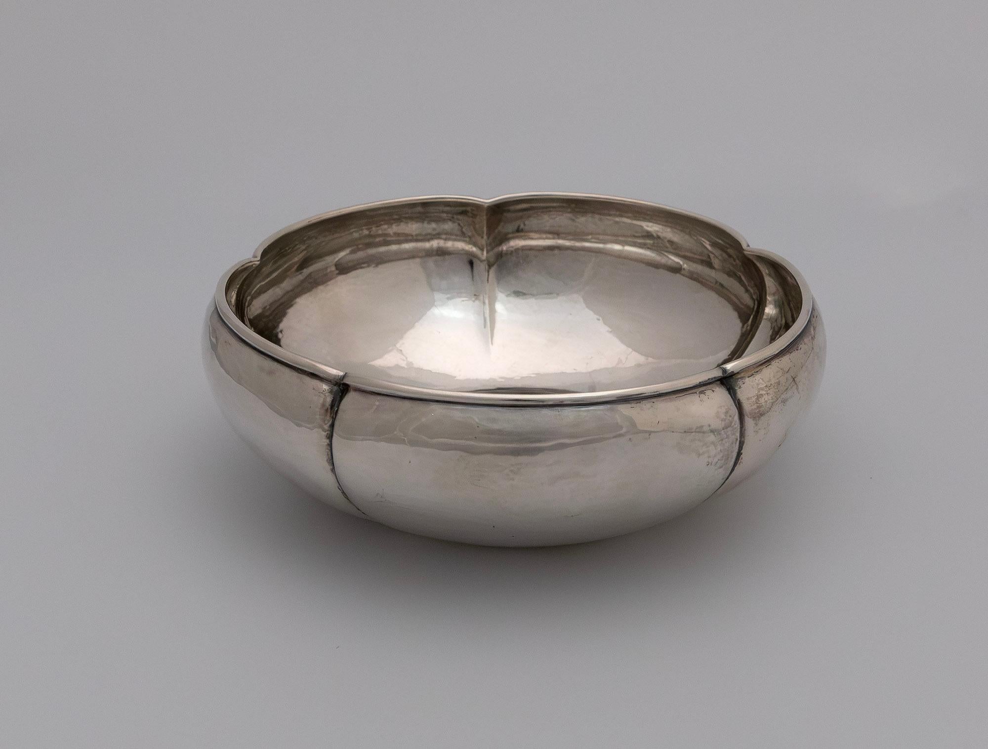 Sterling Silber Arts and Crafts Schale mit Wellenschliff, 1938 (Mitte des 20. Jahrhunderts) im Angebot