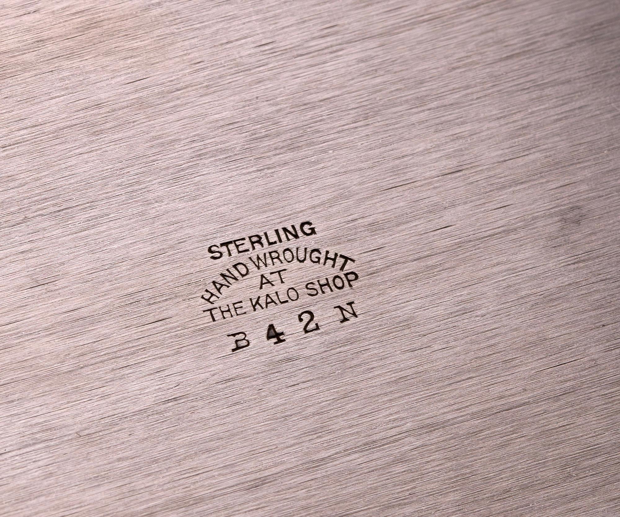 Schönes und elegantes antikes Tablett aus handgefertigtem Sterlingsilber aus dem berühmten Kalo Shop in Chicago. Es stammt aus den 1930er Jahren. Das Geschmacksmuster hat die Nummer 42. Der Kalo Shop war ein bedeutender amerikanischer Silberschmied