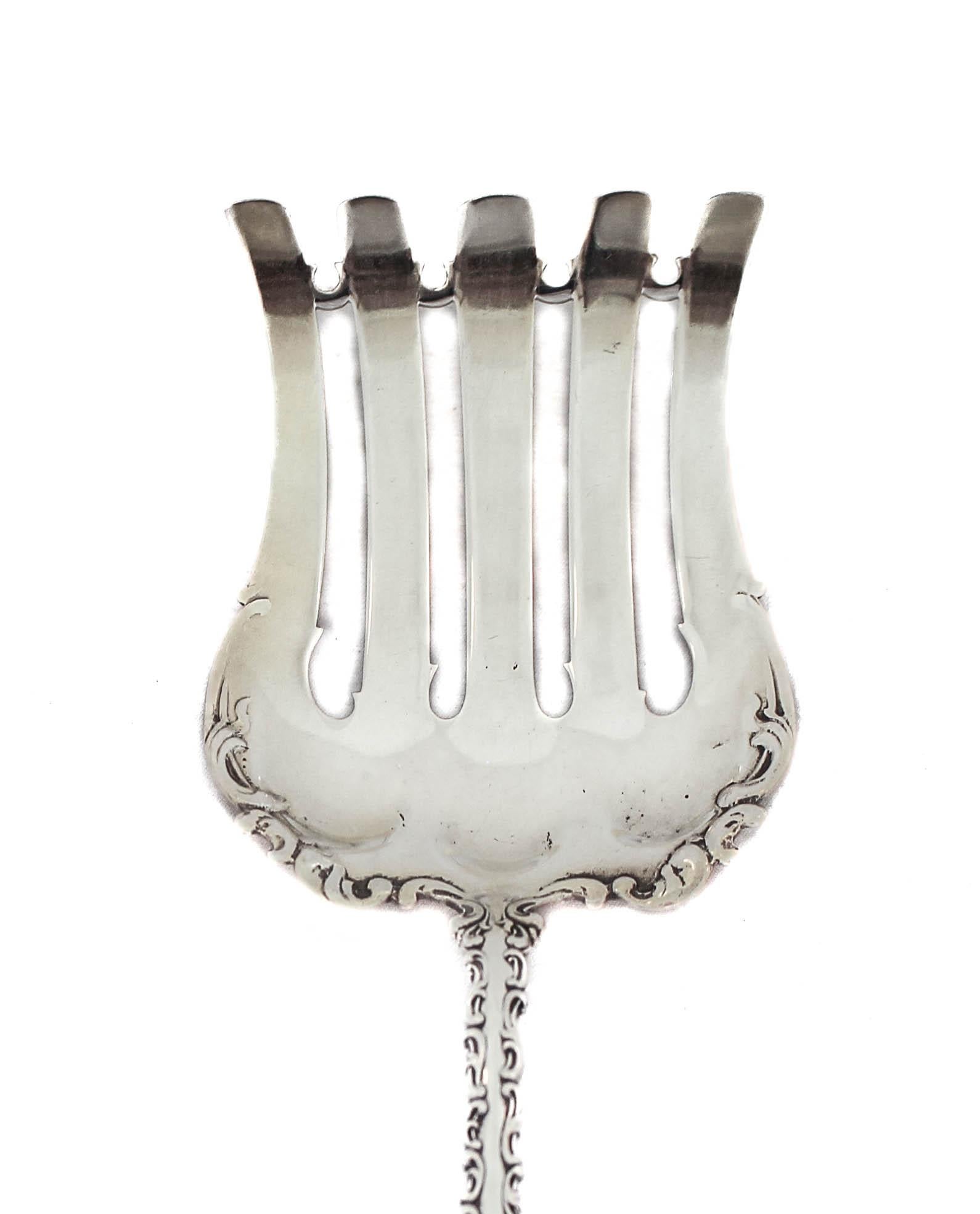 Angeboten wird eine Spargelgabel aus Sterlingsilber im Louis XV-Muster von Whiting Silversmiths.  Es hat einen gewellten Rand, der den ganzen Griff und den Server bedeckt.  Die Zinken sind mit Gold gewaschen, um das Silber vor Lochfraß zu schützen. 