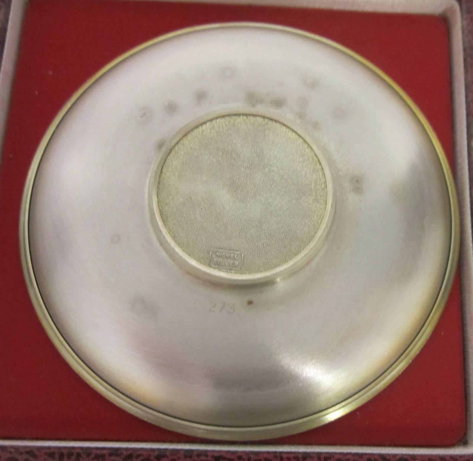 Limited edition sterling silver (London 1977, makers mark R&D) Australian crown dish,
on nickel silver backing with limited edition number / 1,000,
issued in honour of the Silver Jubilee of Accession Her Majesty Queen Elizabth II in 1977,
in a