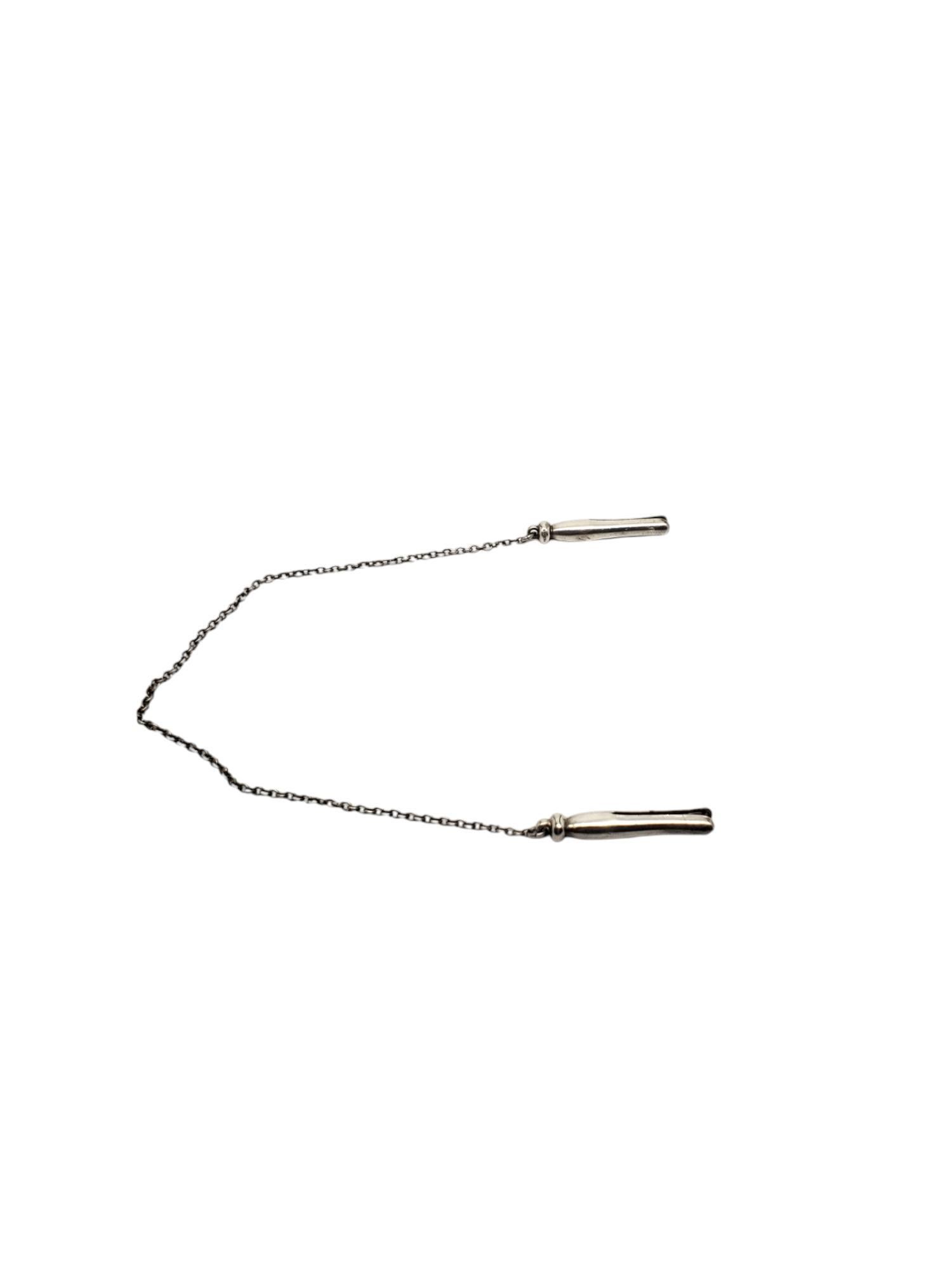 Clip per bavaglini in argento sterling

Questo bavaglino vintage per bambini è composto da due spille per abiti collegate da una catena in argento sterling.

Dimensioni: 36,85 mm

Timbrato: STERLING

Peso: 5,9 dwt / 9,3 gr.

Ottime condizioni

Verrà