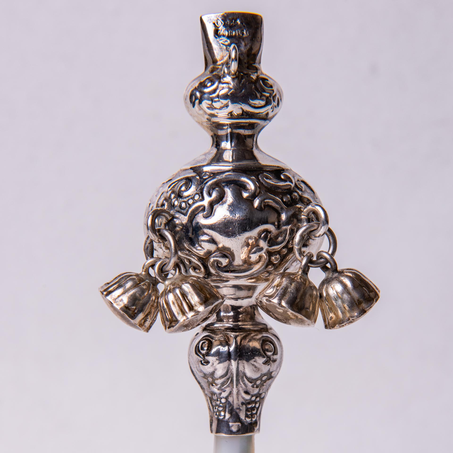 Antique English baby silver rattle, with mother of pearl handle.
The first gift for a newborn.
City stamp not clearly visible, but Birmingham may be.

ref. A/16.