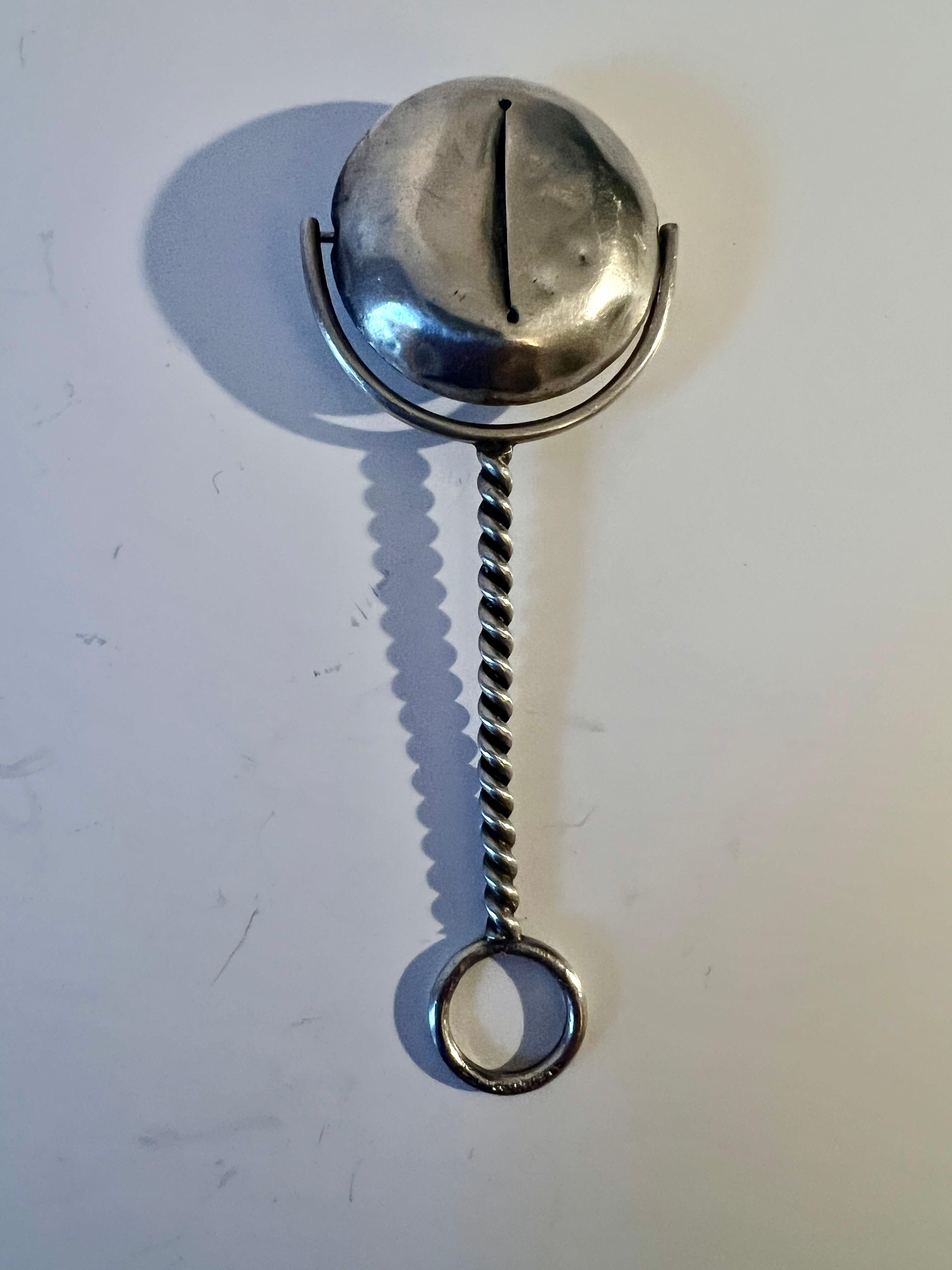 Fatto a mano Sonaglio per bambini in argento 925 con manico in argento ritorto in vendita