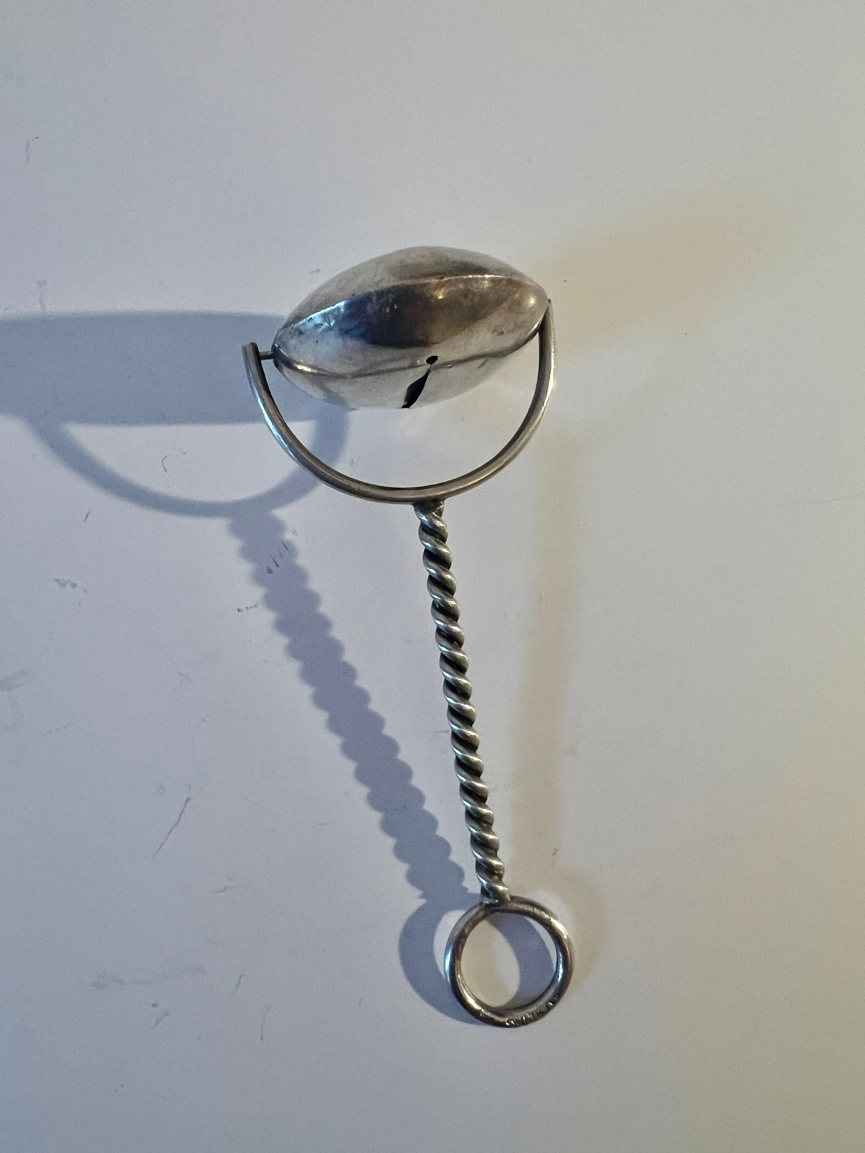 Sonaglio per bambini in argento 925 con manico in argento ritorto In condizioni buone in vendita a Los Angeles, CA