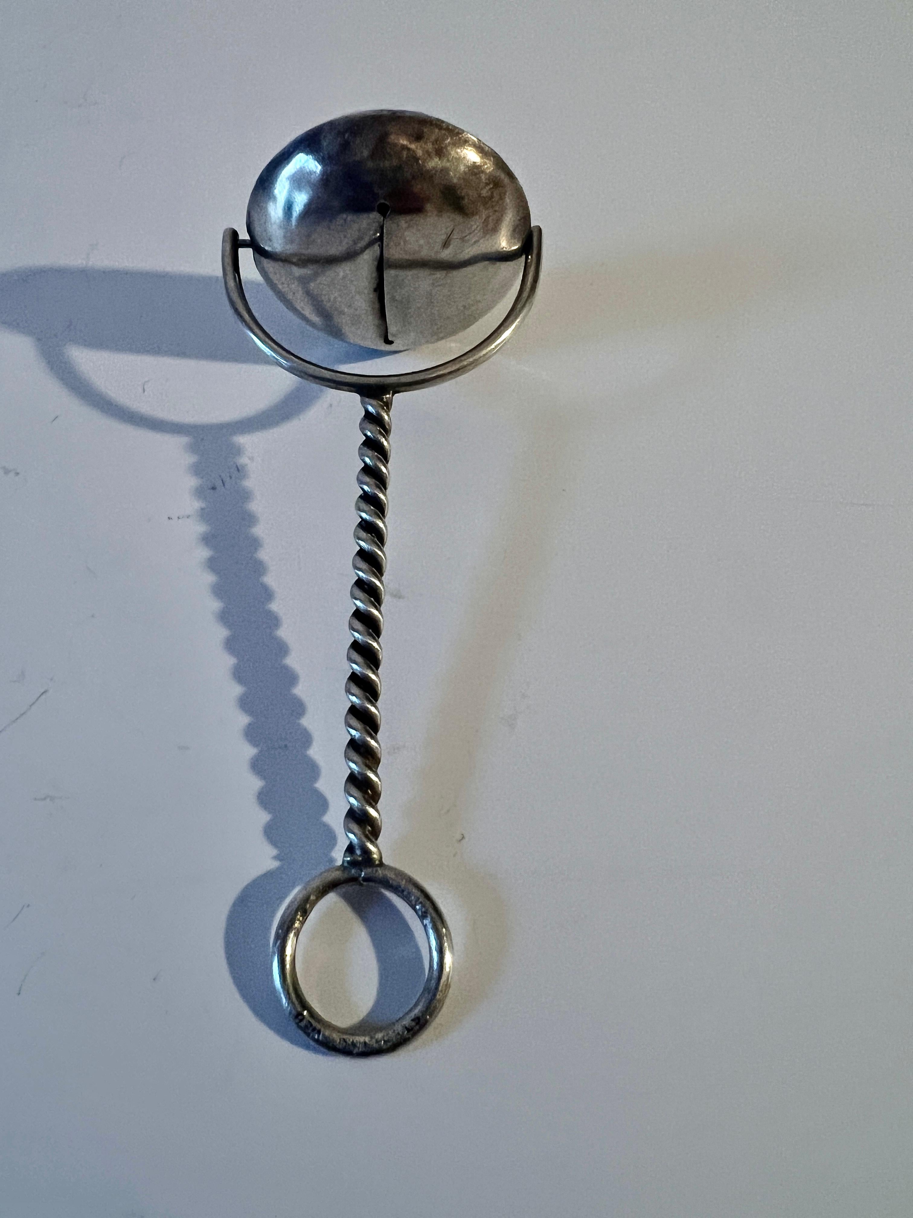 XX secolo Sonaglio per bambini in argento 925 con manico in argento ritorto in vendita