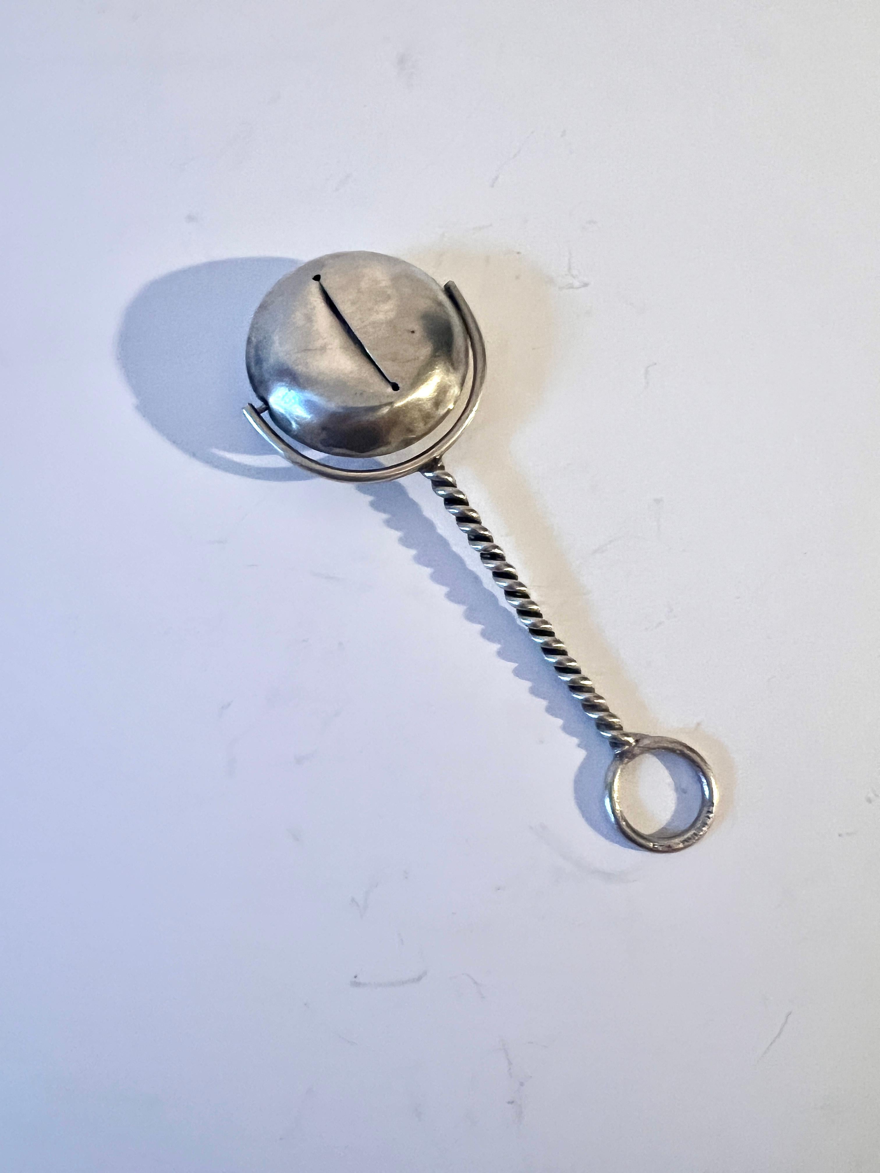 Sonaglio per bambini in argento 925 con manico in argento ritorto in vendita 1