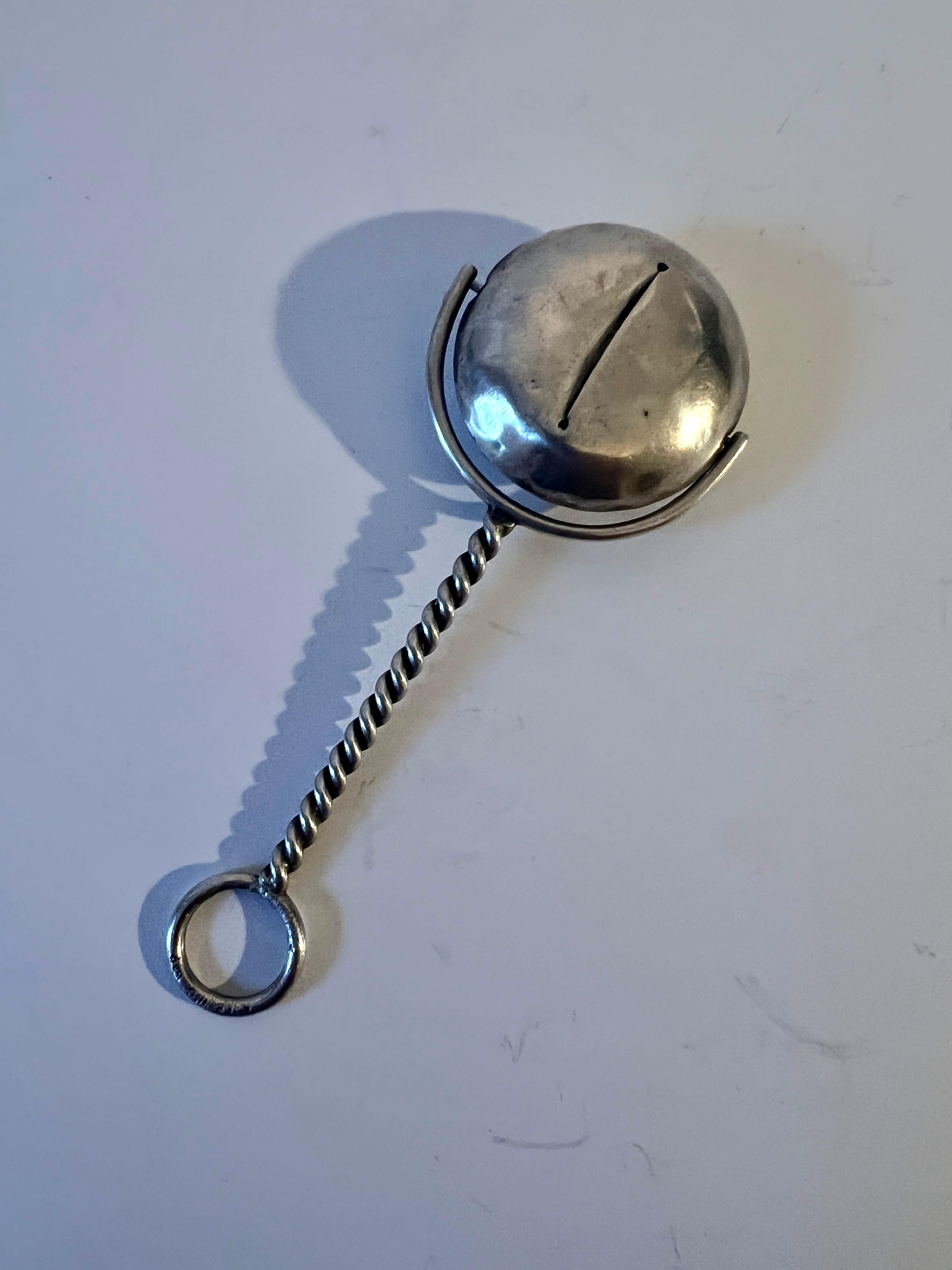 Sonaglio per bambini in argento 925 con manico in argento ritorto in vendita 2