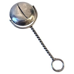 Cascabel de Plata de Ley con Mango de Plata Torcida