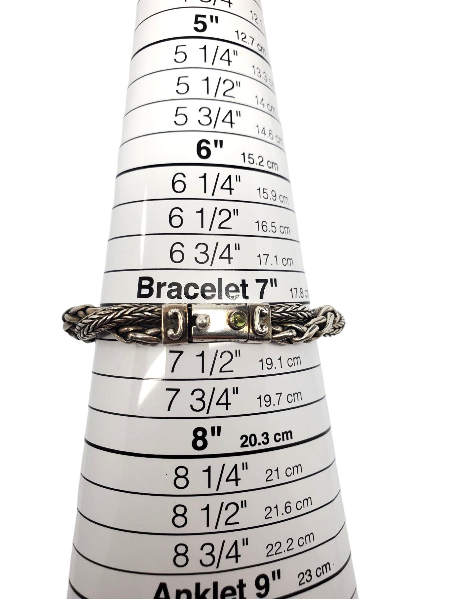 Bracciale a catena in argento sterling in stile balinese - A. Silver

Questo delizioso bracciale in argento sterling presenta un centro ovale con una pietra cabochon verde rotonda (5 mm x 4 mm) collegata da catene a più fili con chiusura a