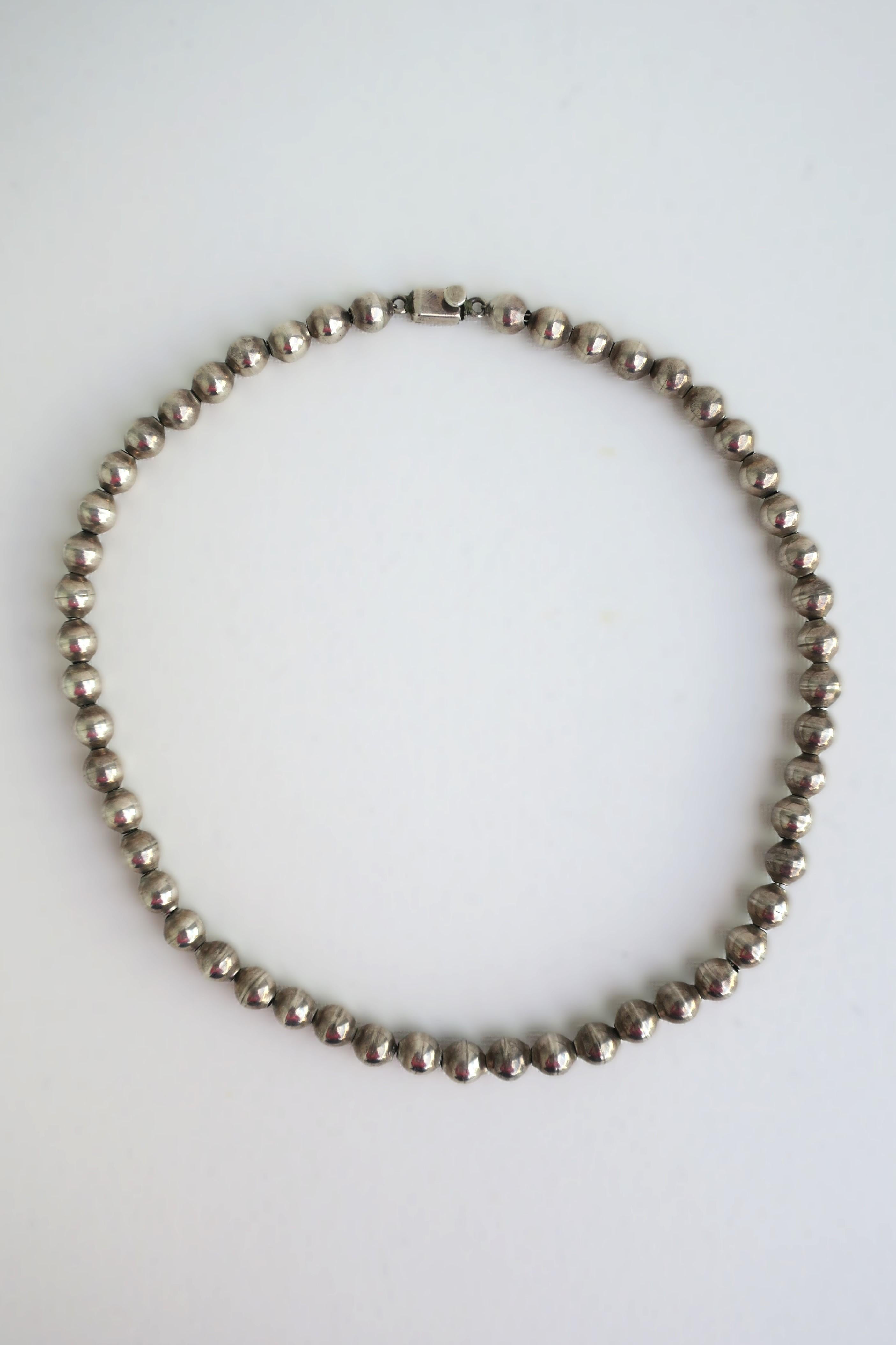 Una bellissima collana di sfere in argento sterling, circa metà del XX secolo, Messico. I pezzi d'argento messicani sono noti per la loro grande maestria e qualità. Perfetto come pezzo a sé stante (come mostrato nelle immagini) o impilato/combinato