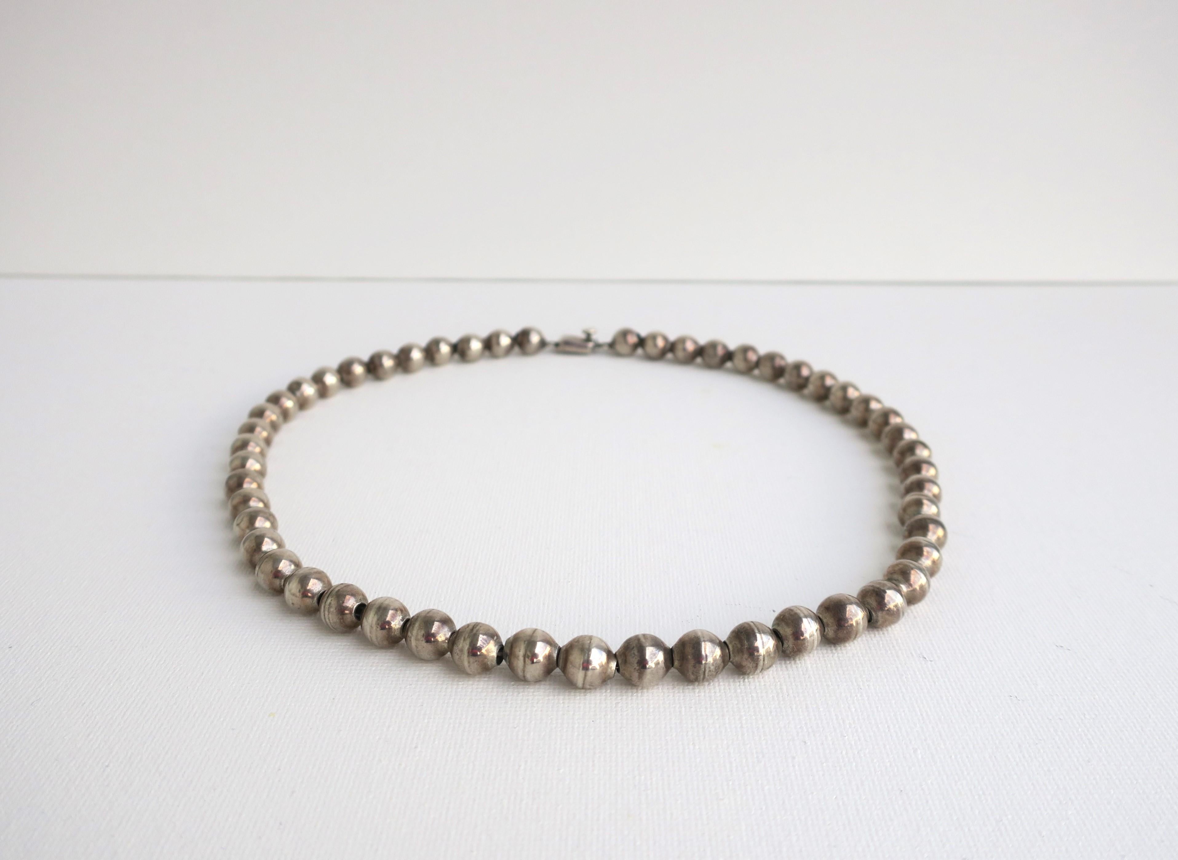 Collana di perle Ball in argento sterling In condizioni buone in vendita a New York, NY