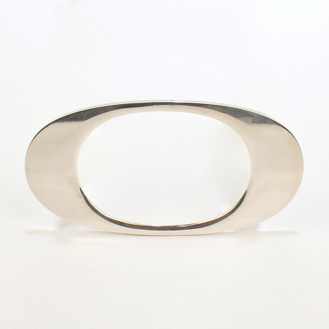 A very fine Wladis bangle bracelet.

Of slender, lozenge form in sterling silver. 

By Vladimir Peter for Wladis Gallery in Budapest, Hungary.

Great cutting-edge art jewelry!

Date:
20th Century

Overall Condition:
It is in overall good,