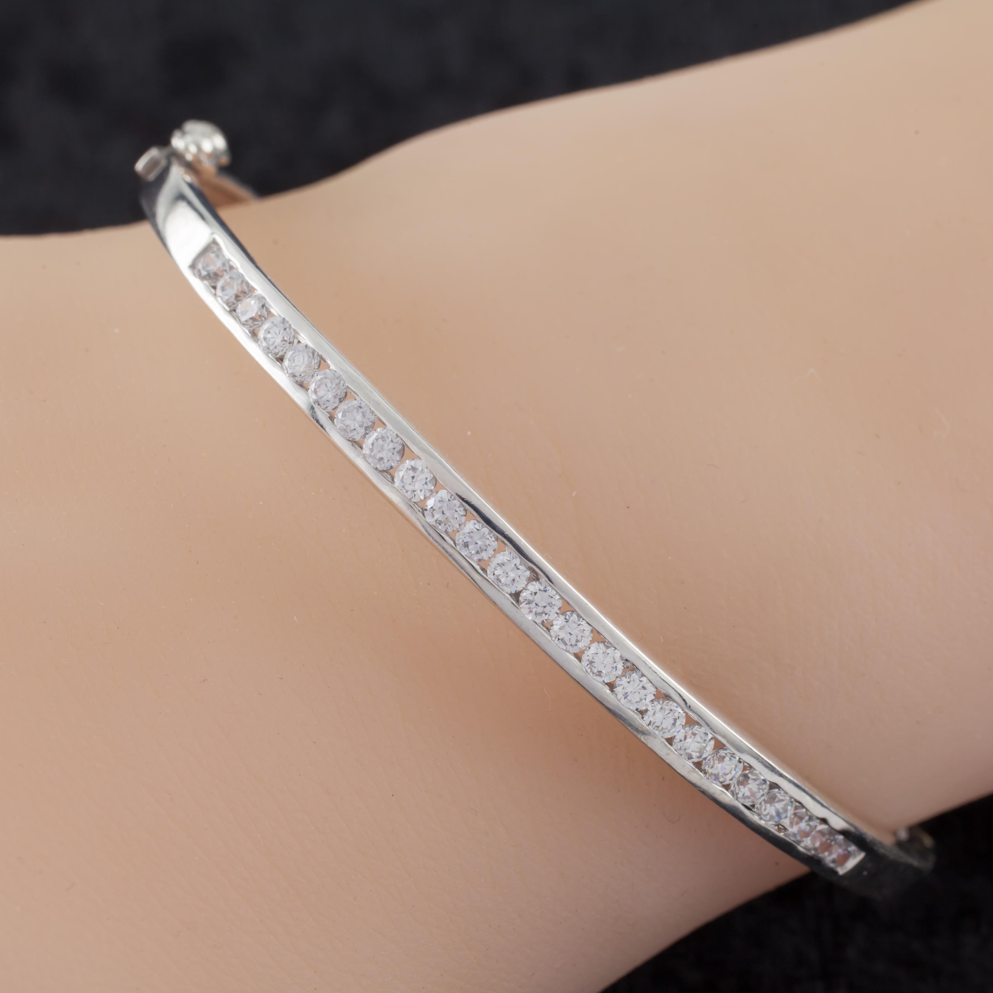 Splendido braccialetto bangle in argento sterling.
Presenta una fila di ziconia cubica rotonda incastonata.
Il pezzo è in buone condizioni e presenta pochi segni di invecchiamento o usura.
Dimensioni: 6,5 pollici.
Larghezza: 3.5 mm.
Metallo: argento