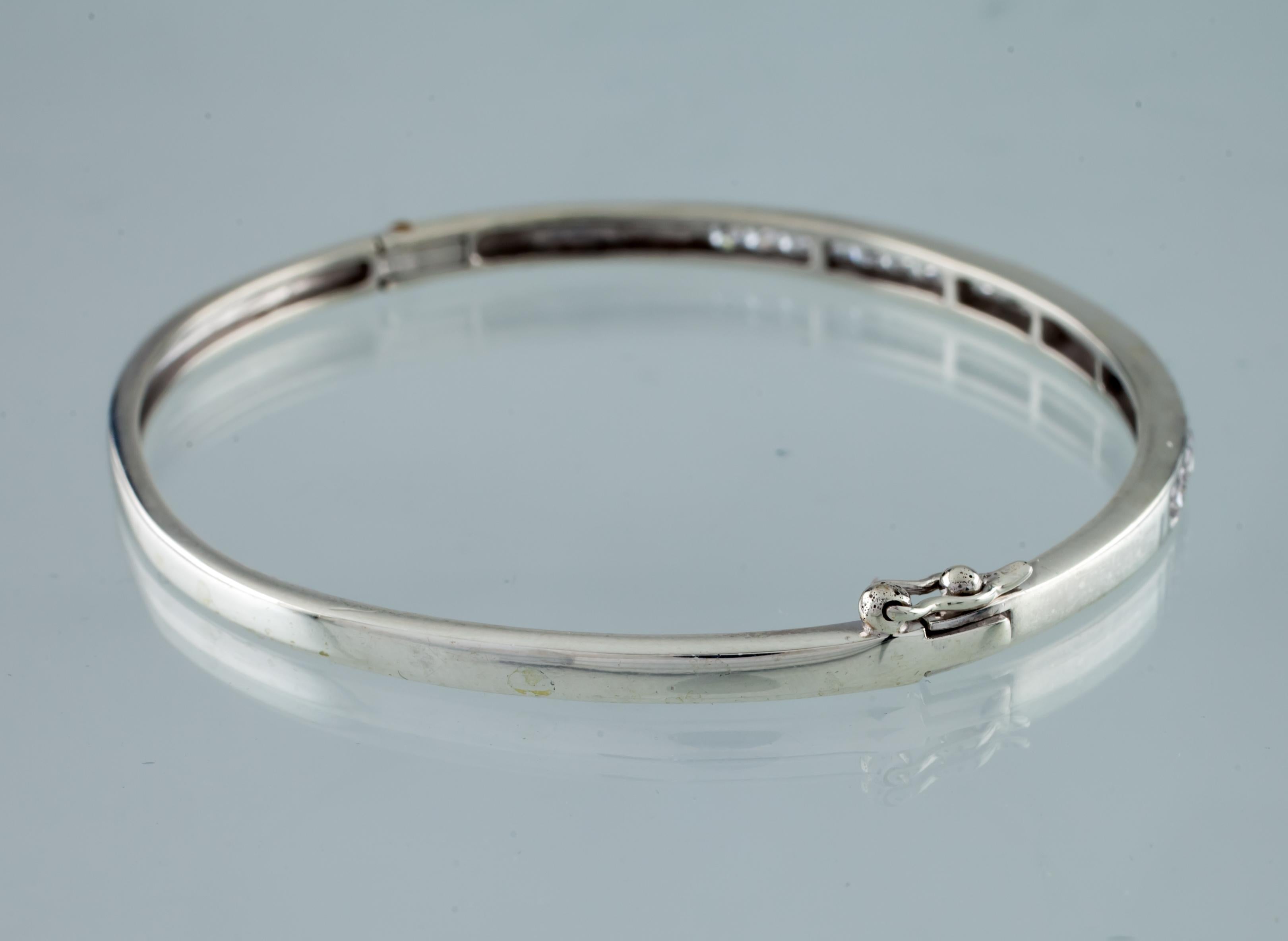 Moderno Bracciale Bangle in argento sterling con CZ rotonde incastonate, misura 6,5 in vendita