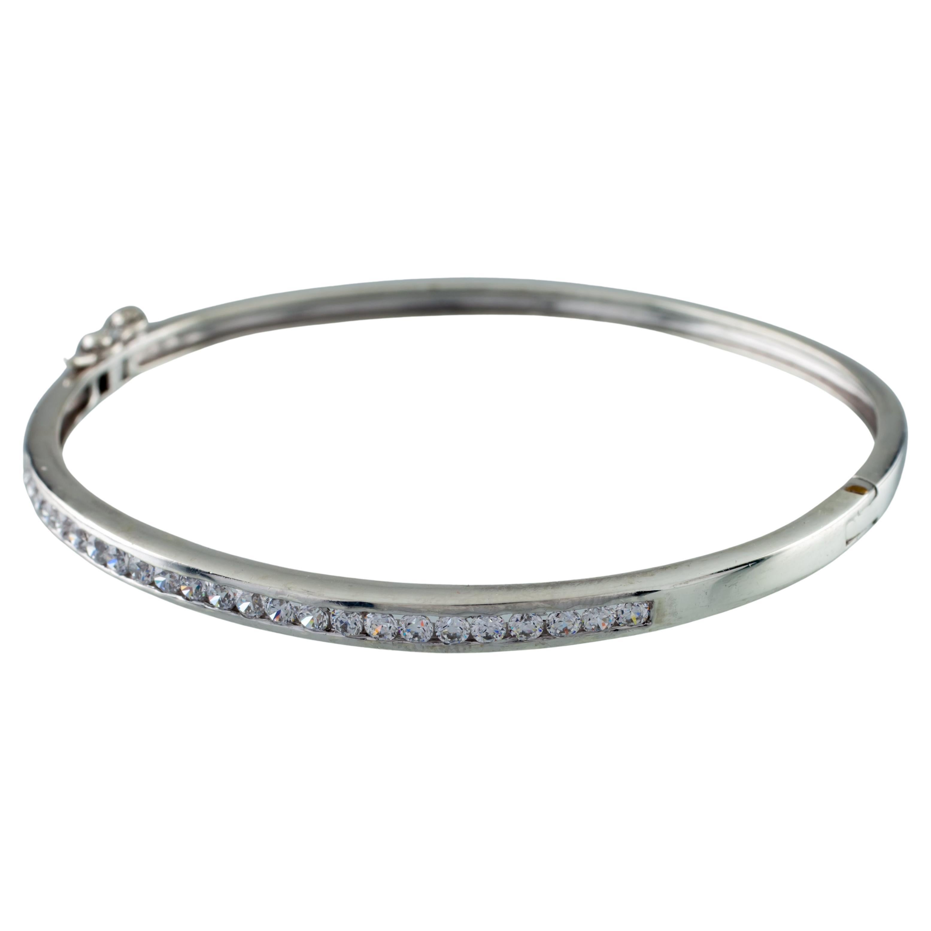 Bracciale Bangle in argento sterling con CZ rotonde incastonate, misura 6,5 in vendita