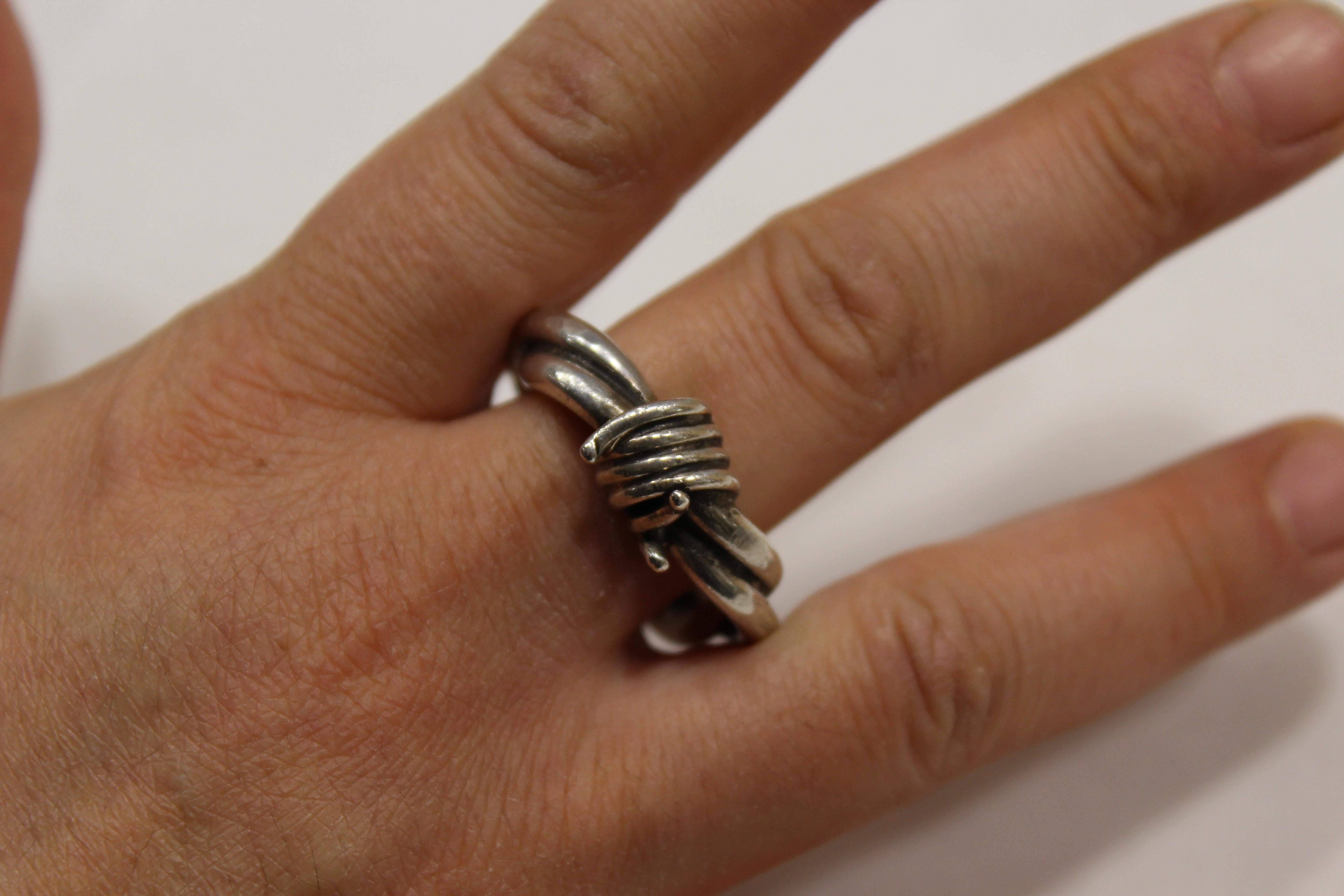 Ring aus Sterlingsilber, Stacheldraht, handgefertigt, Italien (Künstler*in) im Angebot