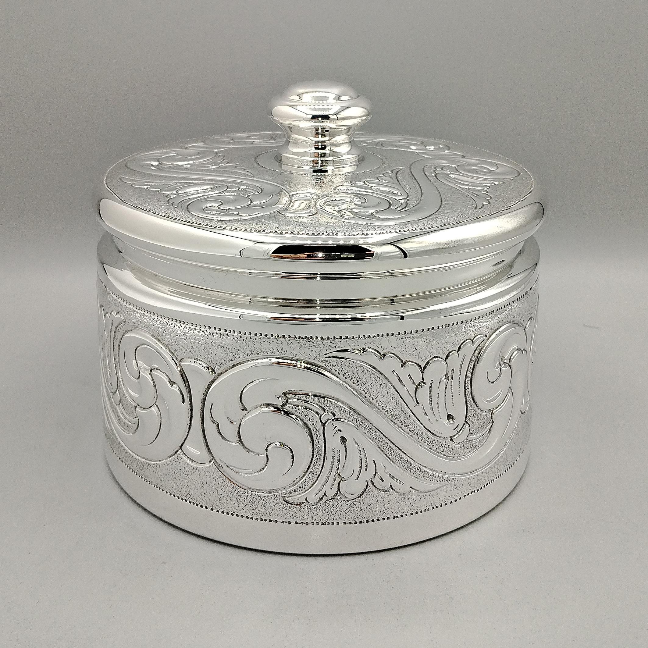 Baroque-style round box.
The body and lid of the box are engraved with scrolls, typical of the Baroque style.
To highlight this workmanship, a knurling, that is, a dense hammering, was created between the chisels.
The round knob is smooth for easy