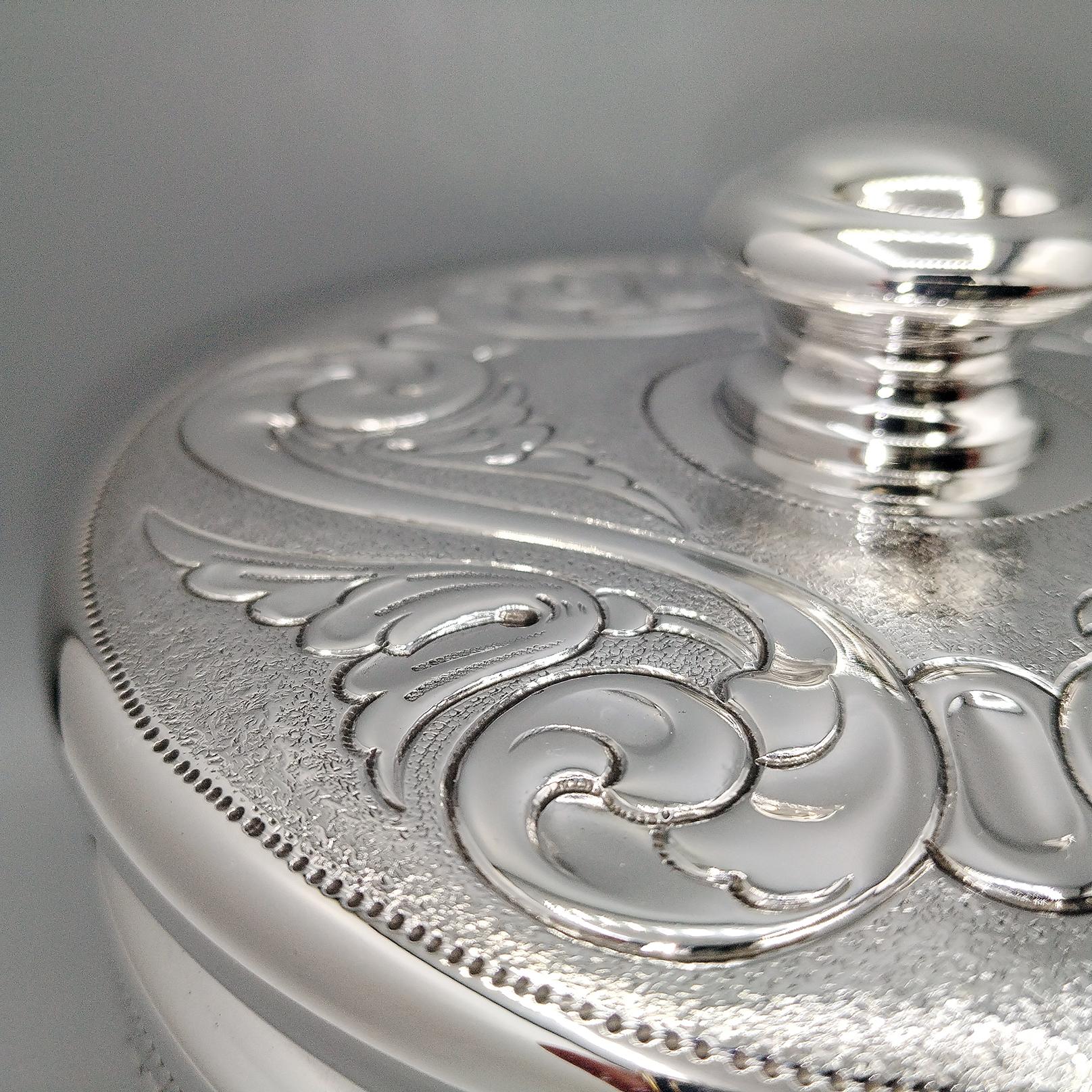 Sterling Silver Baroque style biscuit box In New Condition For Sale In VALENZA, IT