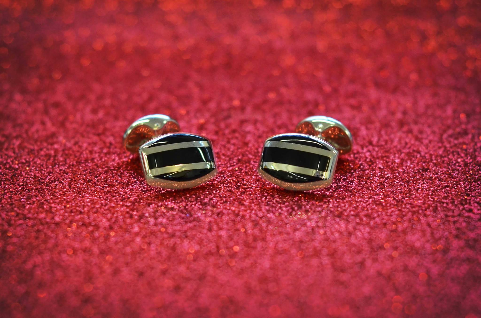 DEAKIN & FRANCIS, Piccadilly Arcade, London

These sterling silver barrel shaped cufflinks have a small domed oval spring link fitting, and an elegant, black striped onyx inlay. They are prefect for all occasions and make a wonderful gift for a