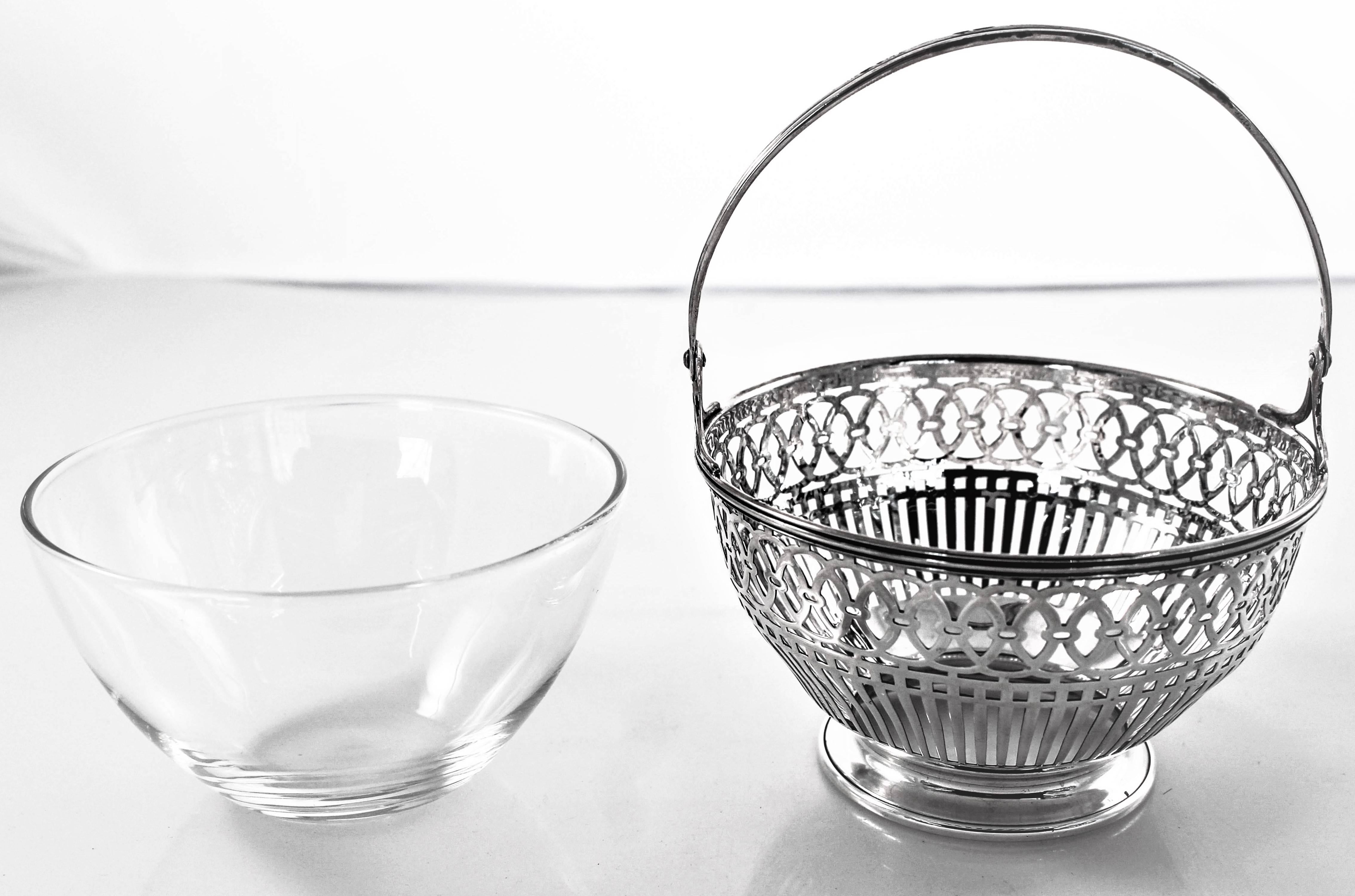 An entire body of pretty lattice work and a handle that folds down for easy storage. This basket can be used for a host of things: fill it with chocolates and sweets, maybe a relish or sauce, or even blueberries. Whichever you choose, cleanup is a