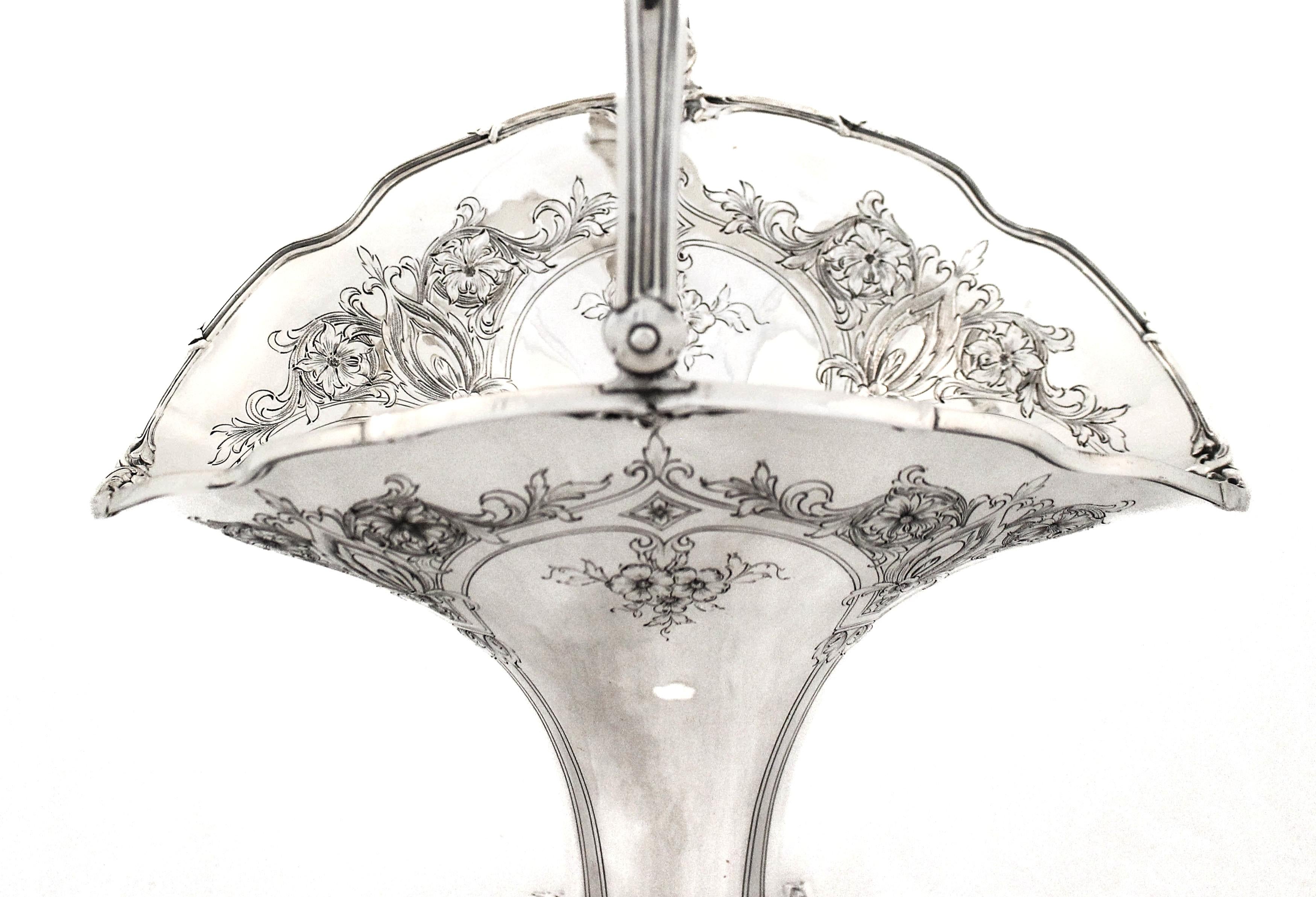 Ce panier/vase en argent sterling possède un charme et une grâce d'antan.  Le corps a une forme d'éventail avec une base festonnée - NON PESÉ.  Tout autour du sommet sont gravés des tourbillons, des fleurs et des guirlandes.  Chaque gravure est