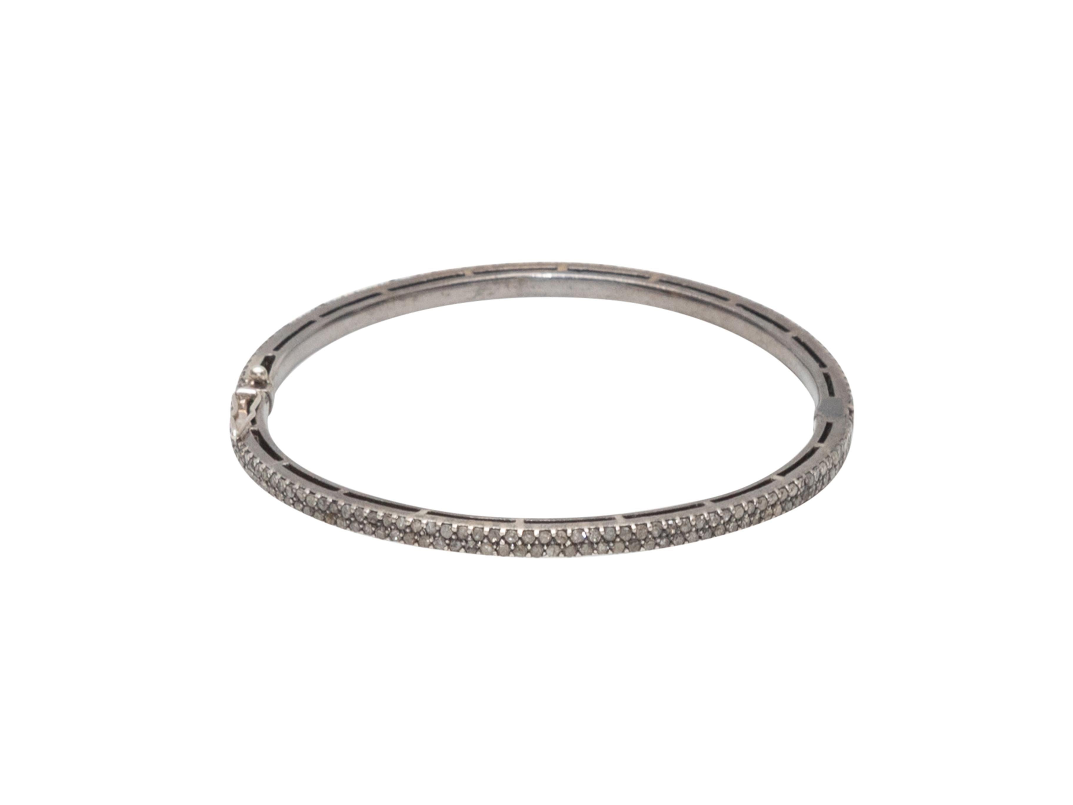 Details zum Produkt: Armreif aus Sterlingsilber und Diamanten mit Scharnier von Bavna. Schließe. 2,5