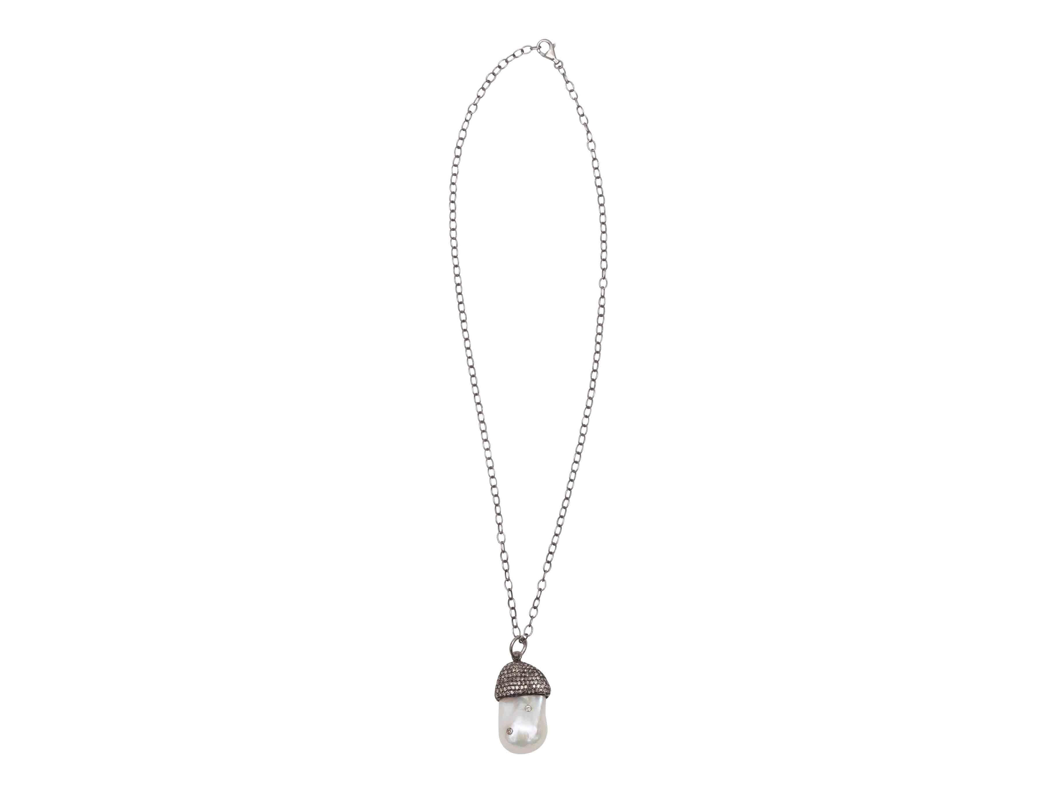 Collana con ciondolo in argento sterling, perle e pavé di diamanti di Bavna. Chiusura a chela d'aragosta. Larghezza 0,75