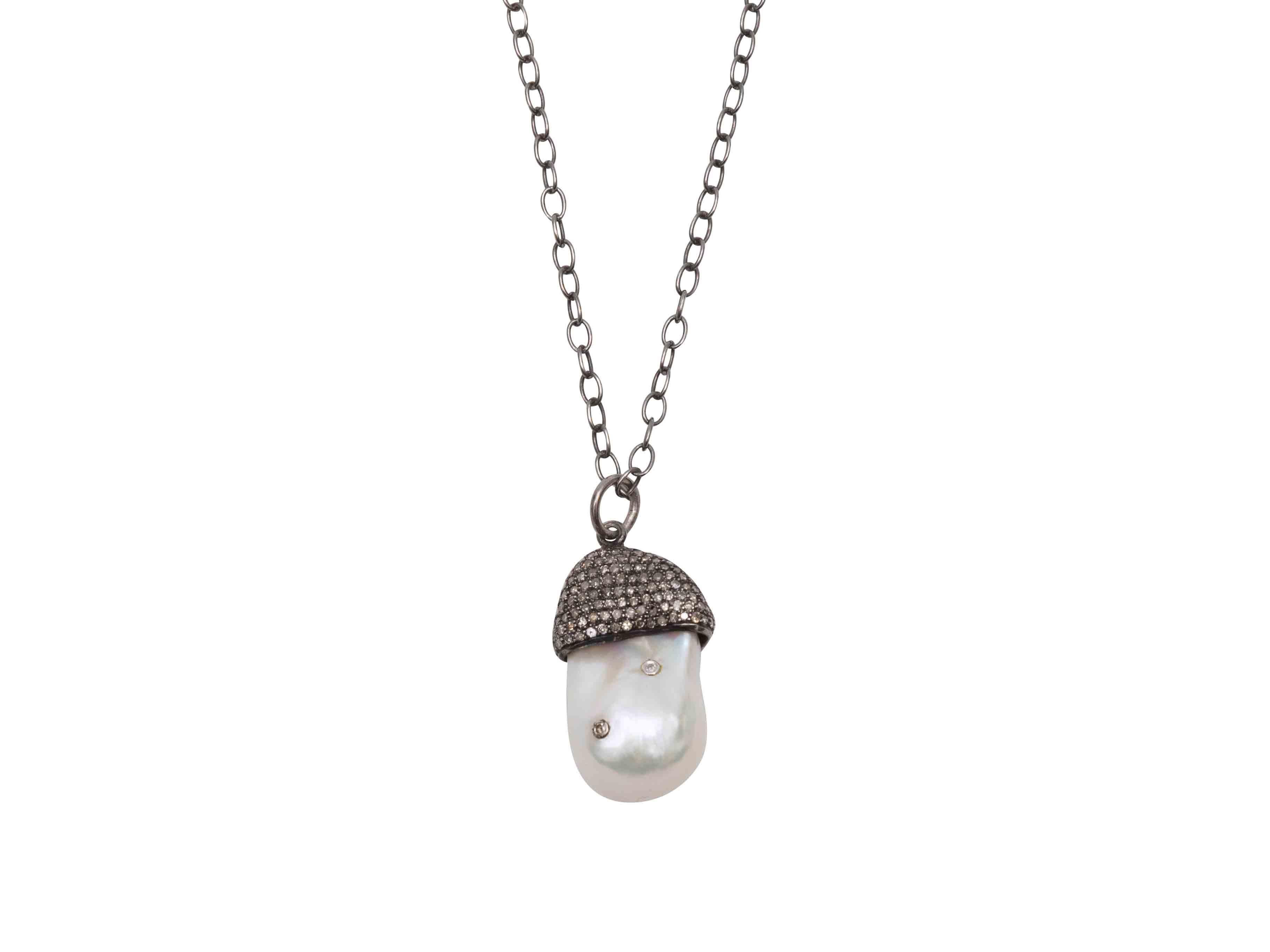 Taglio grezzo Collana con ciondolo di perle Bavna e diamanti in pavé in argento sterling in vendita