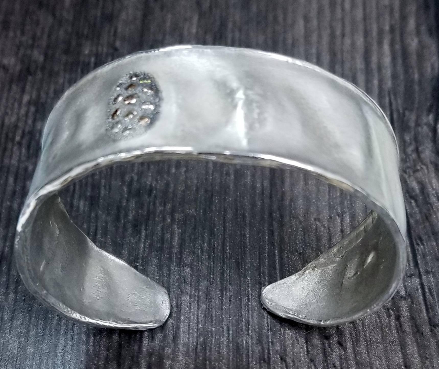 Bracelet manchette en argent sterling inspiré d'une cosse de haricot avec 13 diamants bruns ronds de taille normale pesant .50pts. avec rhodium noir. 
*ce design est le nôtre et peut être créé sous toute autre forme : bague, collier, bracelet ou